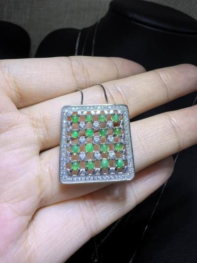 纯天然A货翡翠群镶吊坠挂件项链女款，裸石颗颗精选，佩戴个性优雅。尺寸：2.2cm*0.4cm