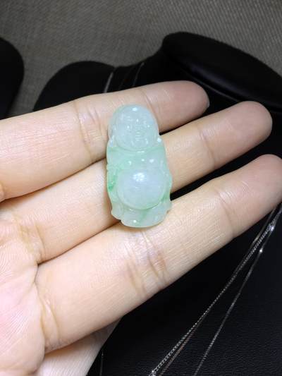 纯天然A货翡翠弥勒佛，老坑冰糯种，飘阳绿，料子干净清新。尺寸：2.9cm*1.5cm无杂无裂，实物实拍。