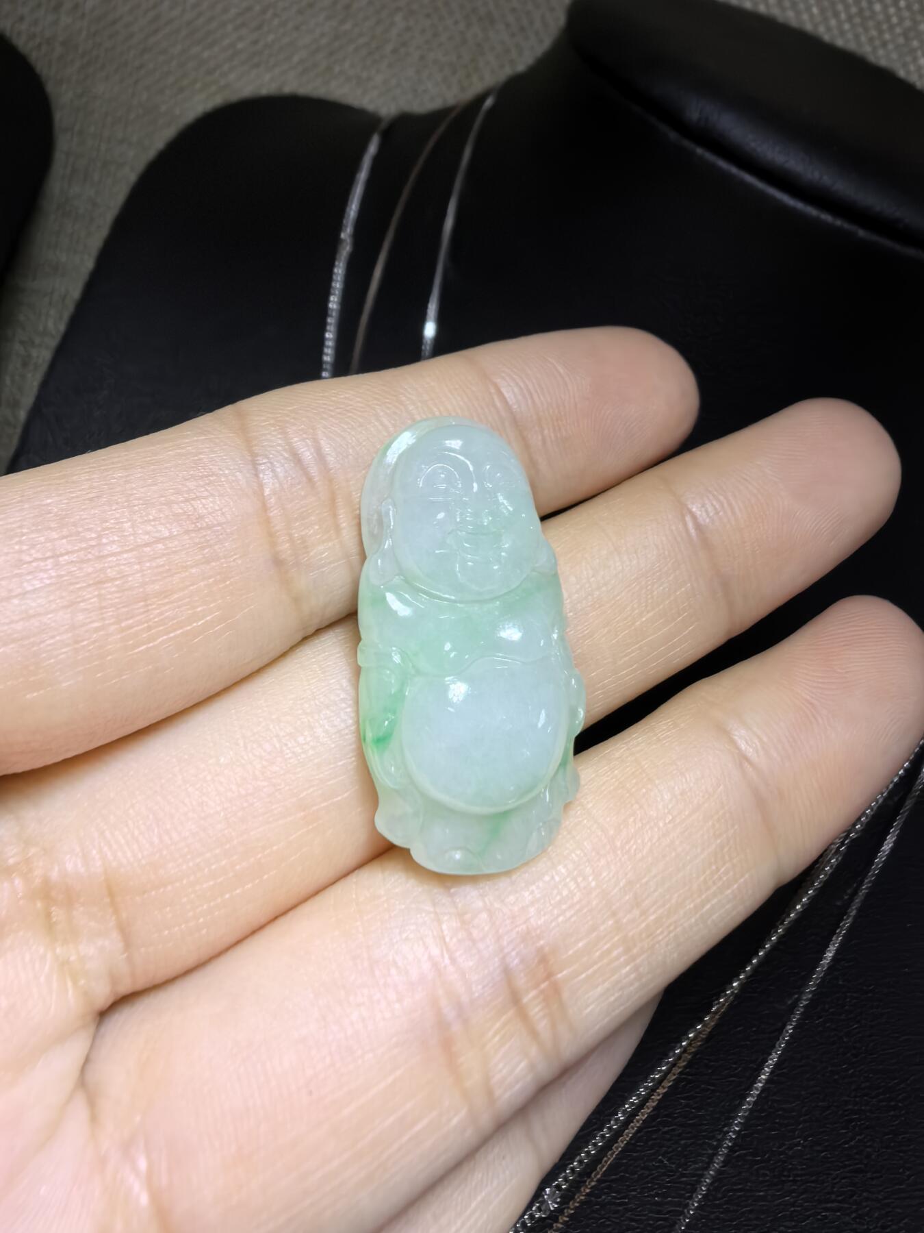 纯天然A货翡翠弥勒佛，老坑冰糯种，飘阳绿，料子干净清新。尺寸：2.9cm*1.5cm无杂无裂，实物实拍。