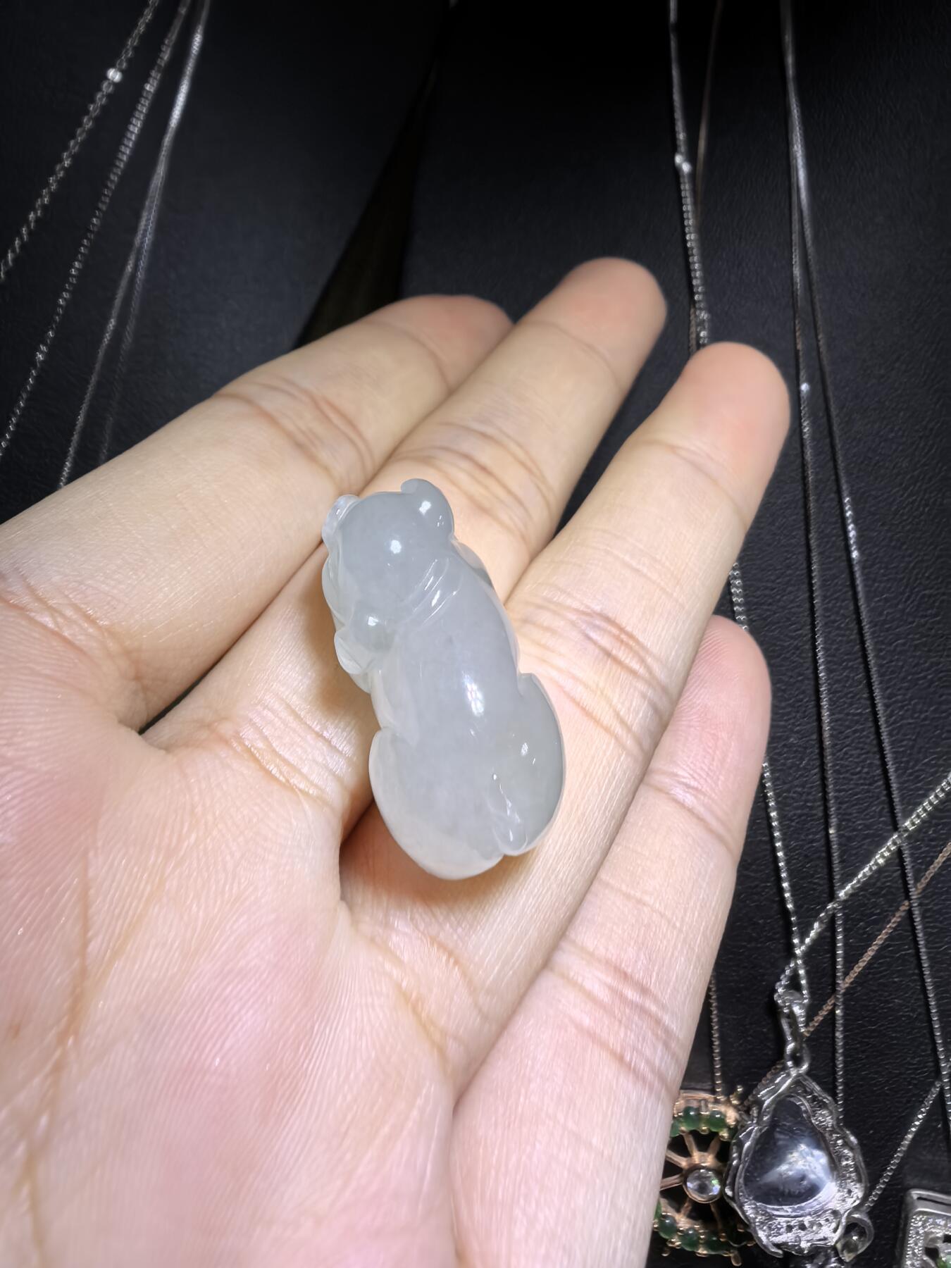 纯天然翡翠老坑料冰晴福猪，水润冰透，精雕细琢，憨态可掬，小巧精致。尺寸：2.6cm*1.3cm*1.15cm实物实拍，所见即所得。