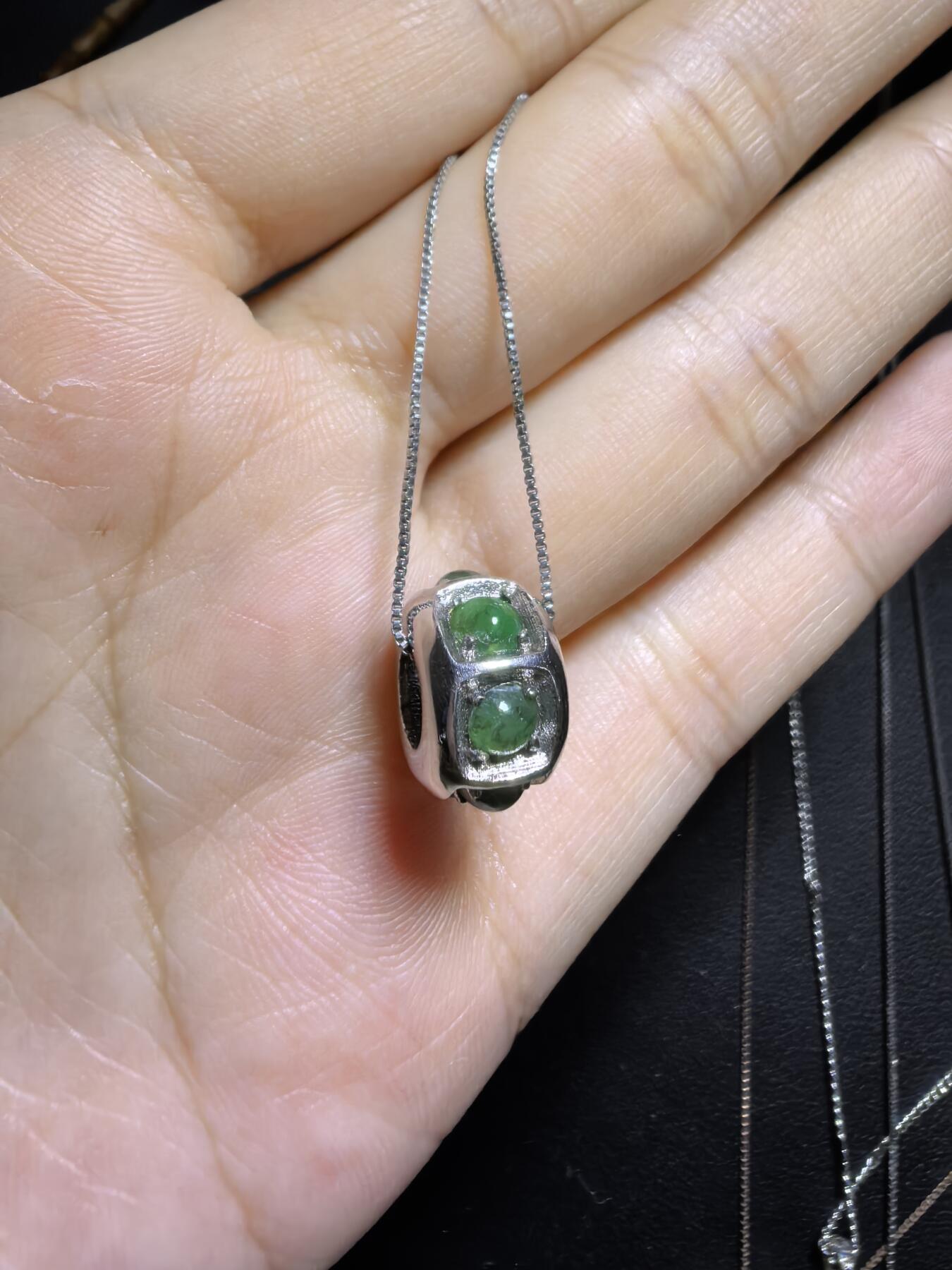 纯天然A货翡翠路路通吊坠项链女款，尺寸：1.3cm*0.8cm。银镶。