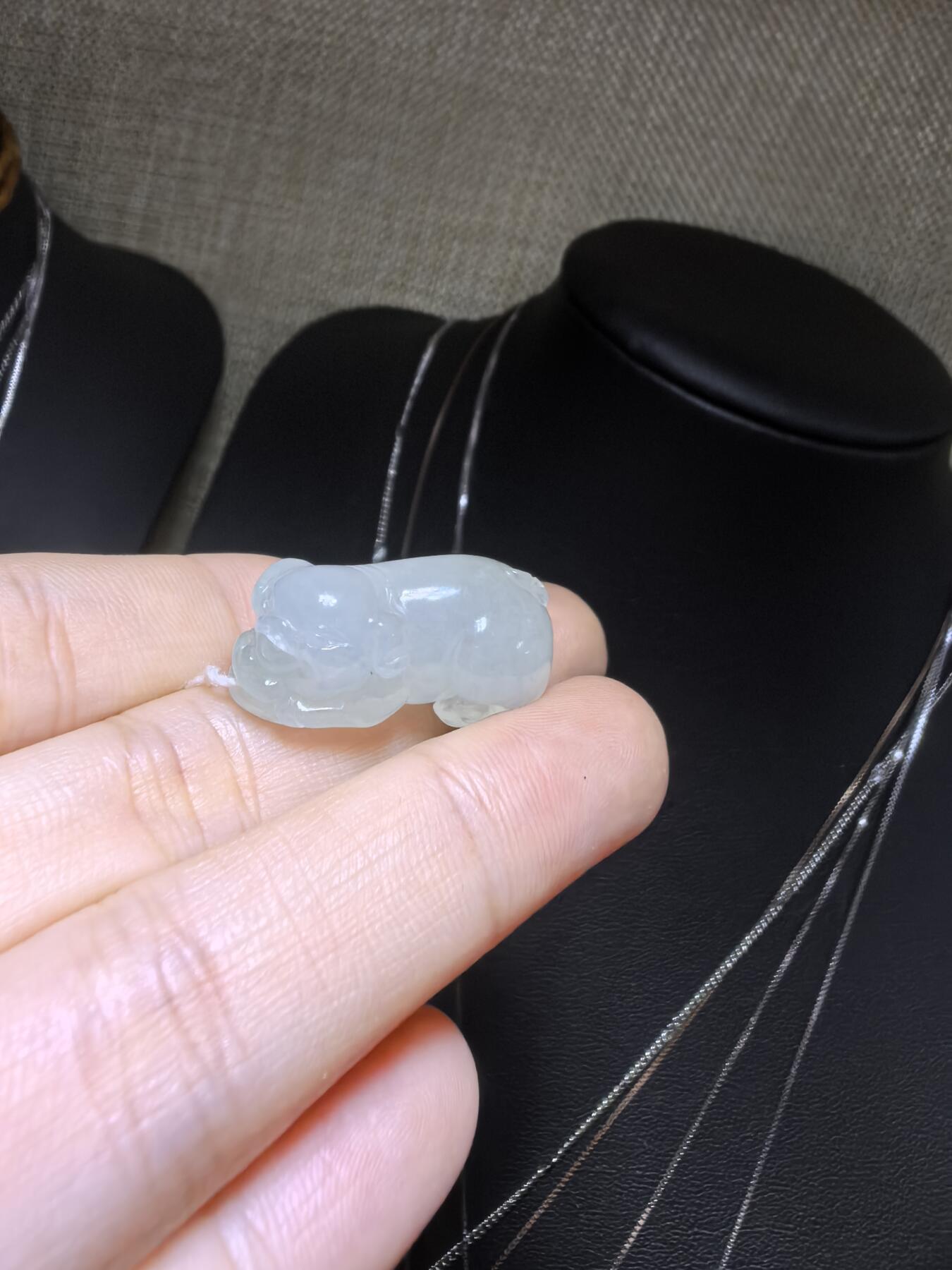 纯天然翡翠老坑料冰晴福猪，水润冰透，精雕细琢，憨态可掬，小巧精致。尺寸：2.6cm*1.3cm*1.15cm实物实拍，所见即所得。