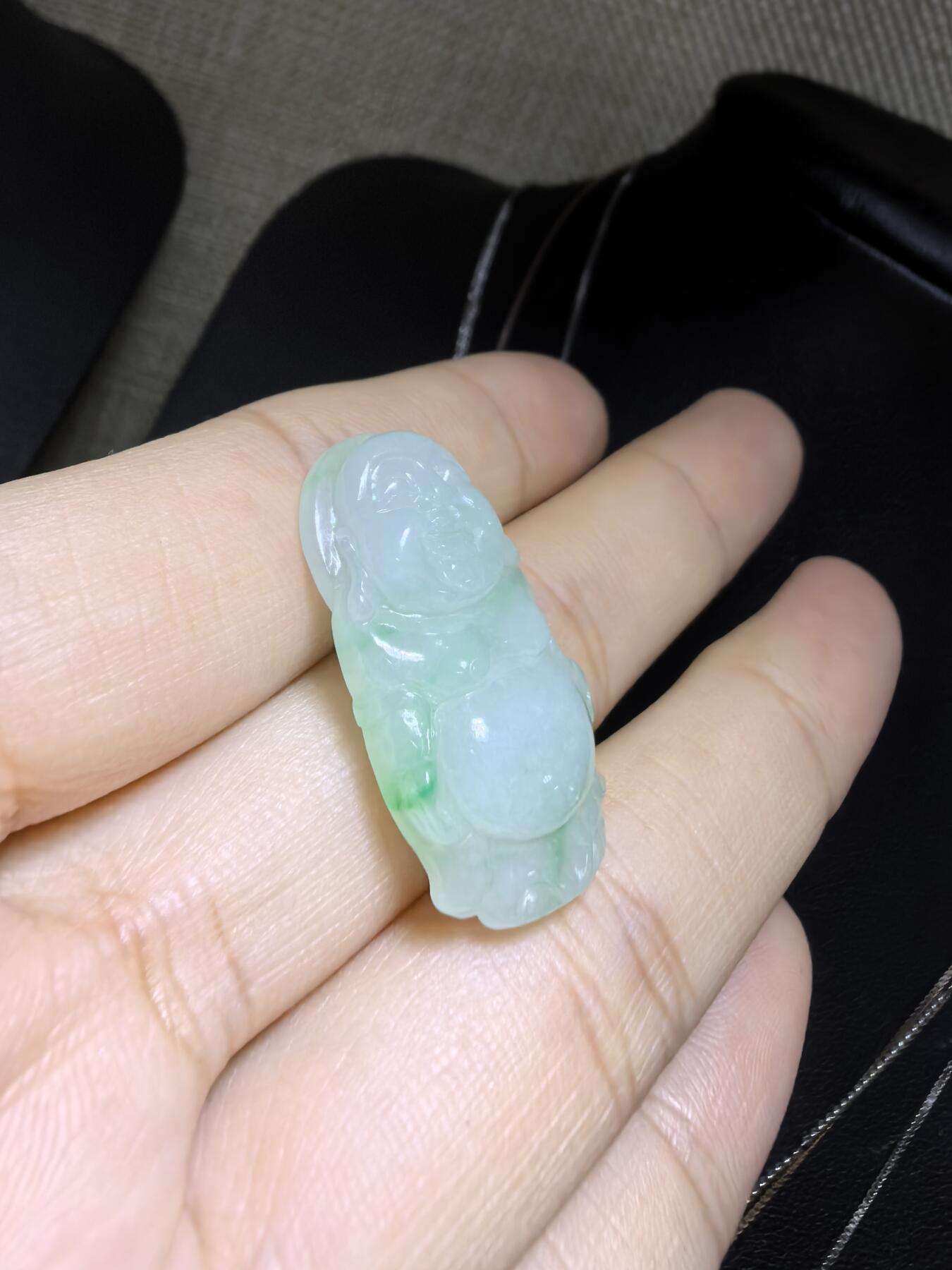 纯天然A货翡翠弥勒佛，老坑冰糯种，飘阳绿，料子干净清新。尺寸：2.9cm*1.5cm无杂无裂，实物实拍。