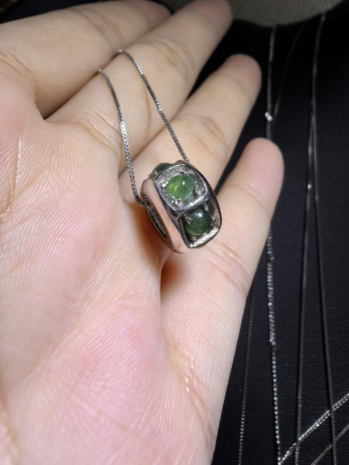 纯天然A货翡翠路路通吊坠项链女款，尺寸：1.3cm*0.8cm。银镶。