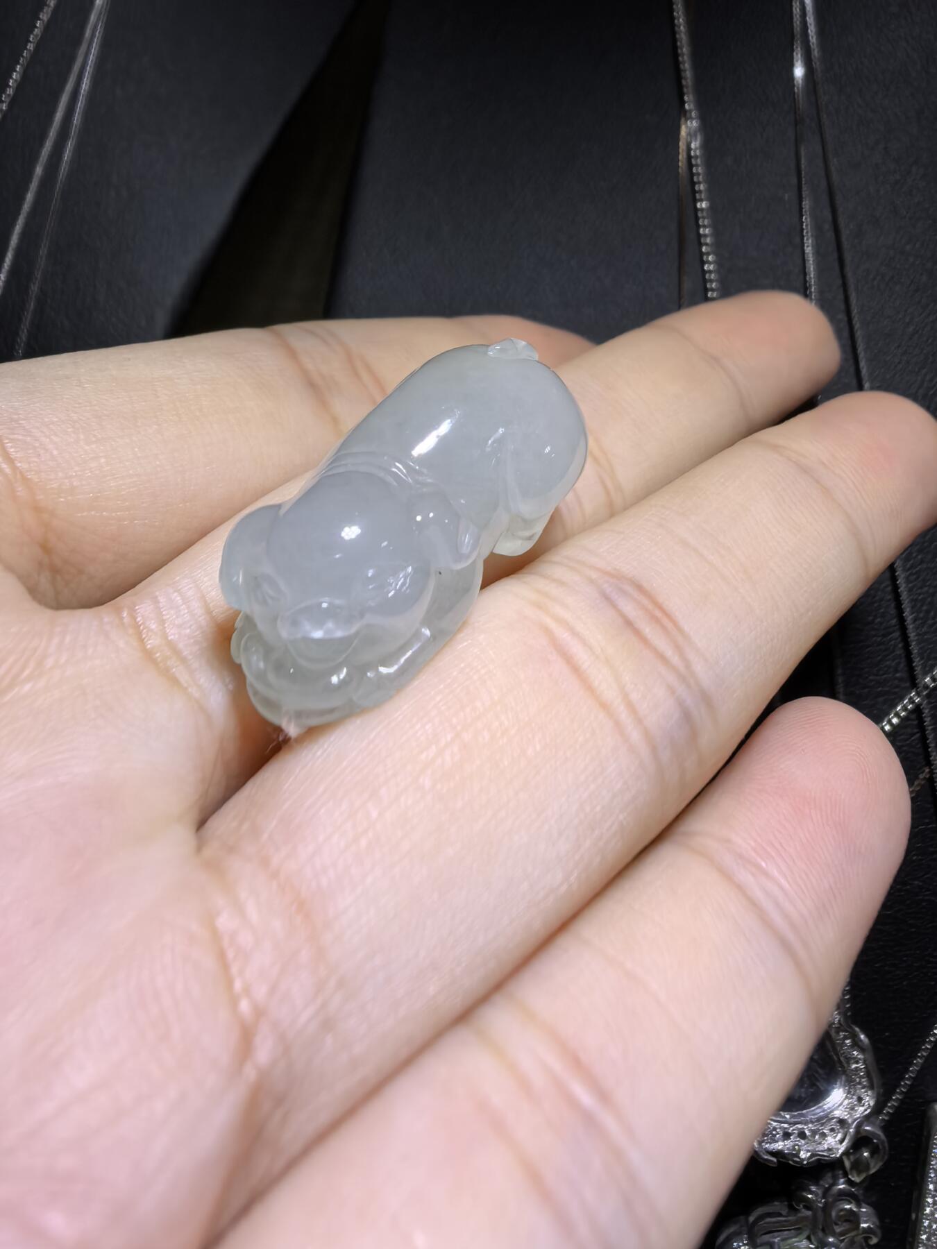 纯天然翡翠老坑料冰晴福猪，水润冰透，精雕细琢，憨态可掬，小巧精致。尺寸：2.6cm*1.3cm*1.15cm实物实拍，所见即所得。