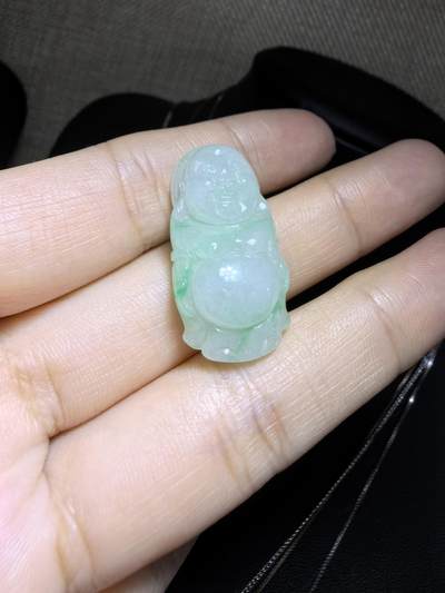 纯天然A货翡翠弥勒佛，老坑冰糯种，飘阳绿，料子干净清新。尺寸：2.9cm*1.5cm无杂无裂，实物实拍。