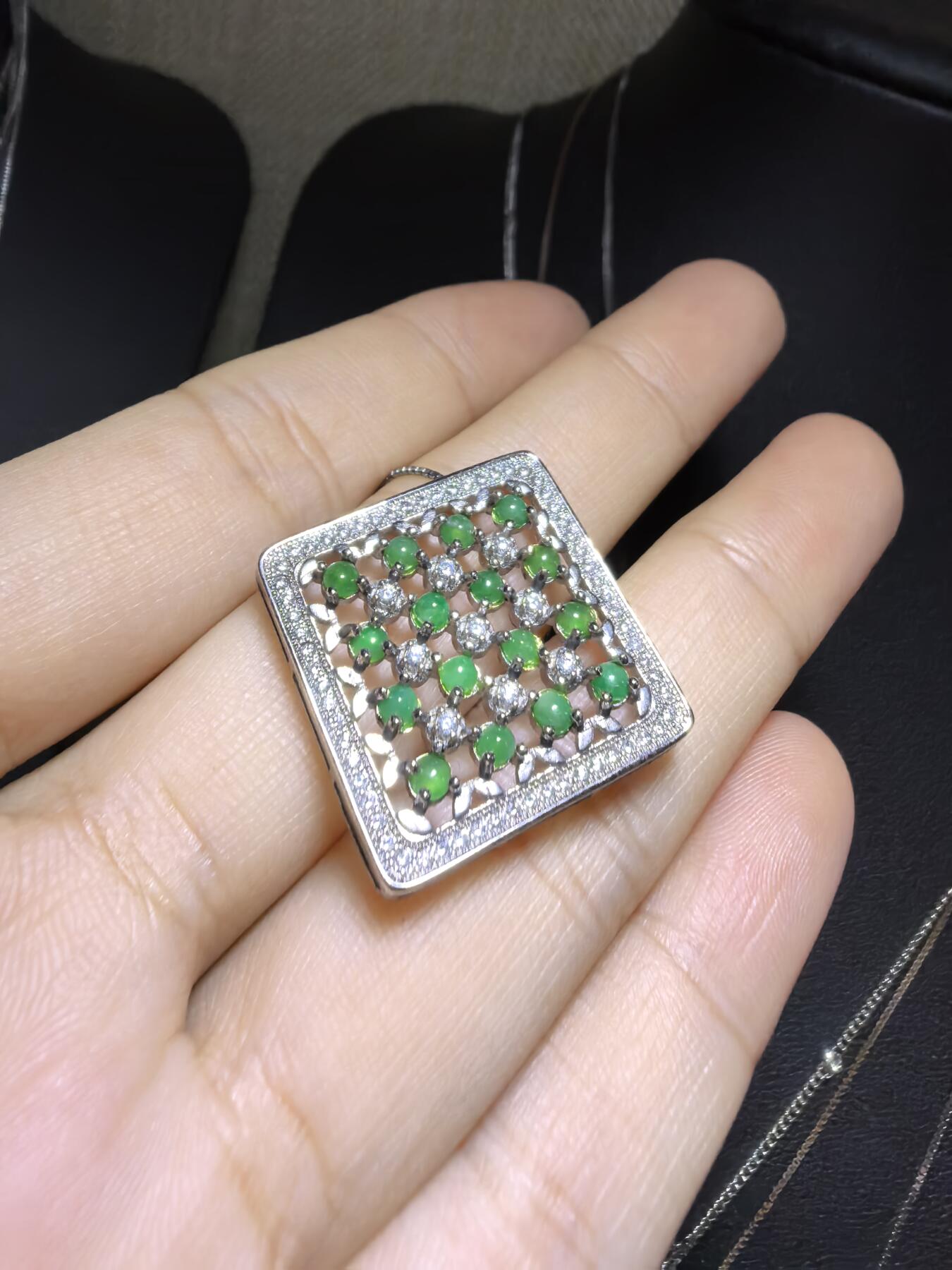 纯天然A货翡翠群镶吊坠挂件项链女款，裸石颗颗精选，佩戴个性优雅。尺寸：2.2cm*0.4cm