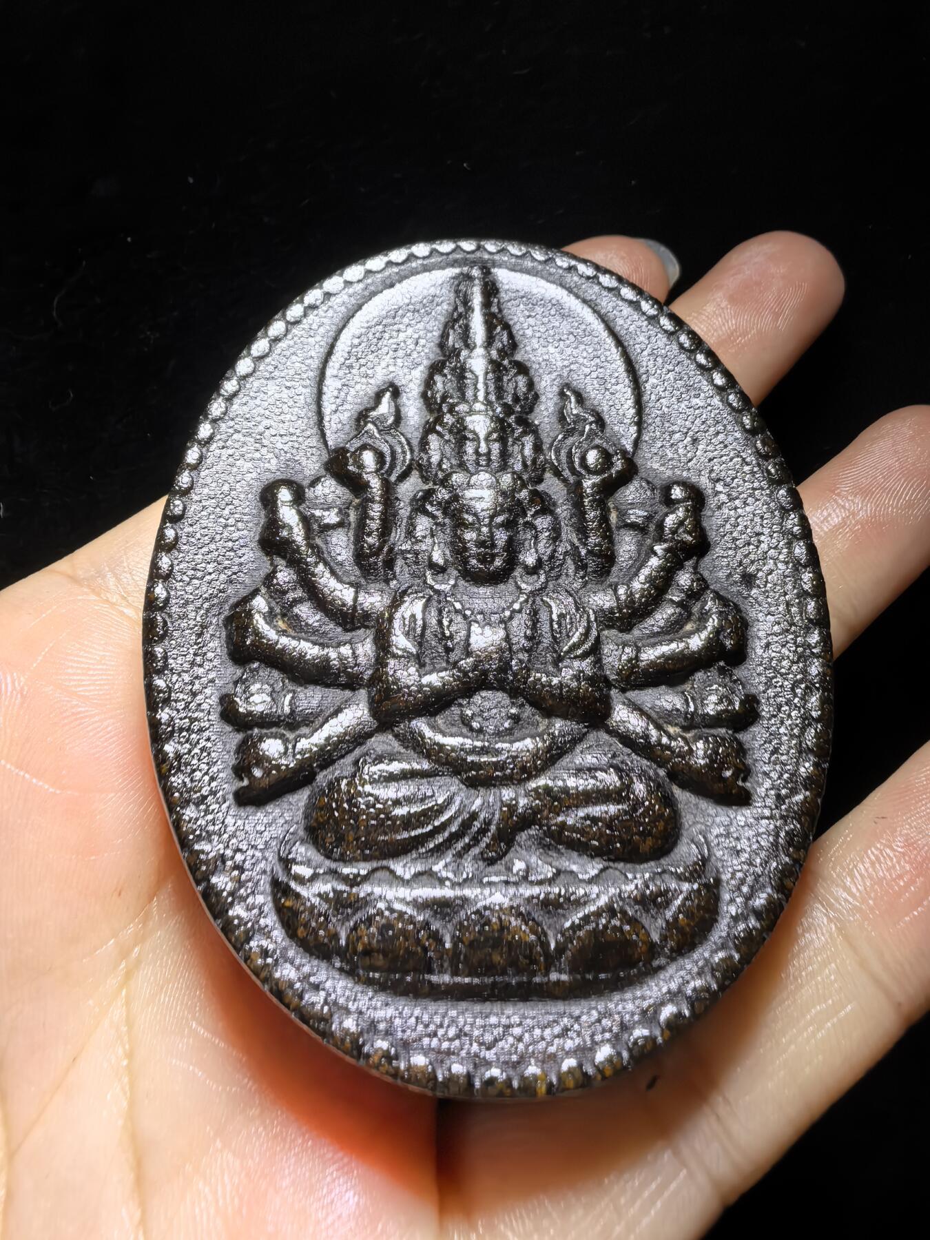 高端文玩，千手观音双面精雕男款吊坠挂件牌。尺寸：6.5cm*5.3cm*1.2cm