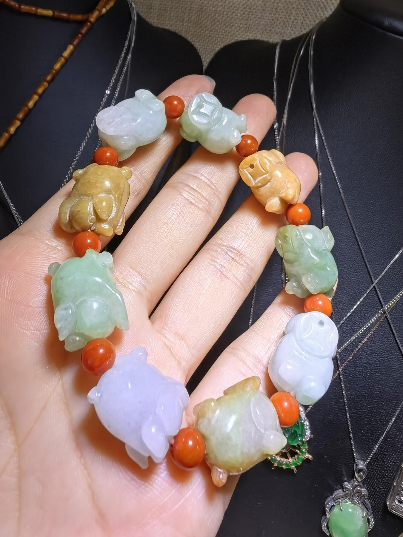 纯天然A货翡翠多宝福猪手串男女款，雕工精湛，憨态可掬，尺寸：1.7cm*1.2cm*1.3cm