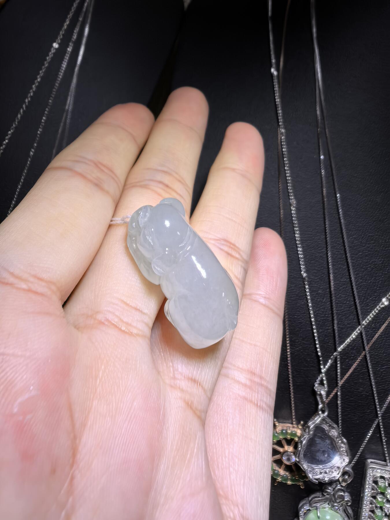 纯天然翡翠老坑料冰晴福猪，水润冰透，精雕细琢，憨态可掬，小巧精致。尺寸：2.6cm*1.3cm*1.15cm实物实拍，所见即所得。