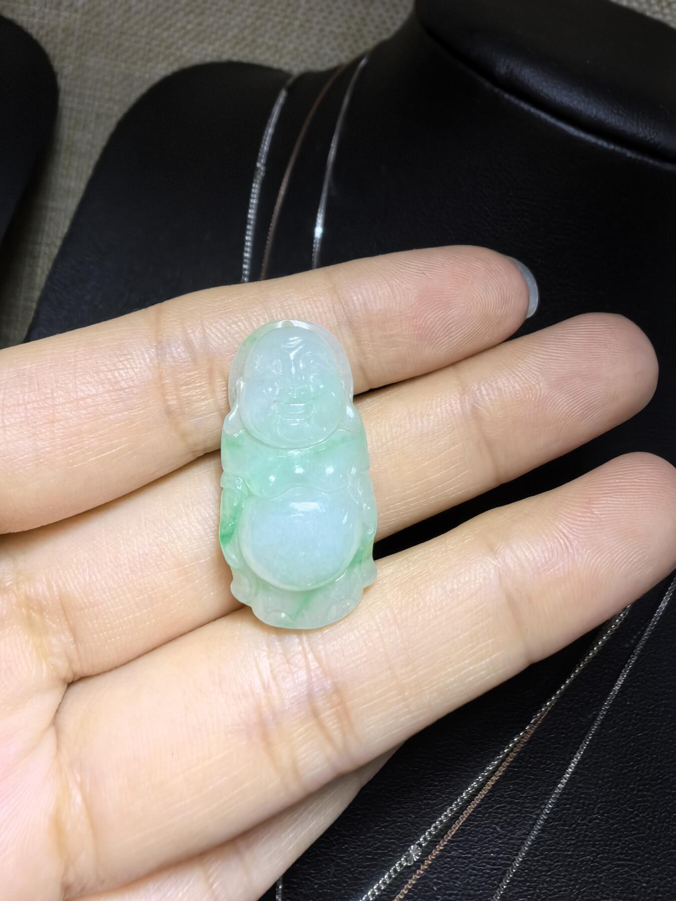 纯天然A货翡翠弥勒佛，老坑冰糯种，飘阳绿，料子干净清新。尺寸：2.9cm*1.5cm无杂无裂，实物实拍。
