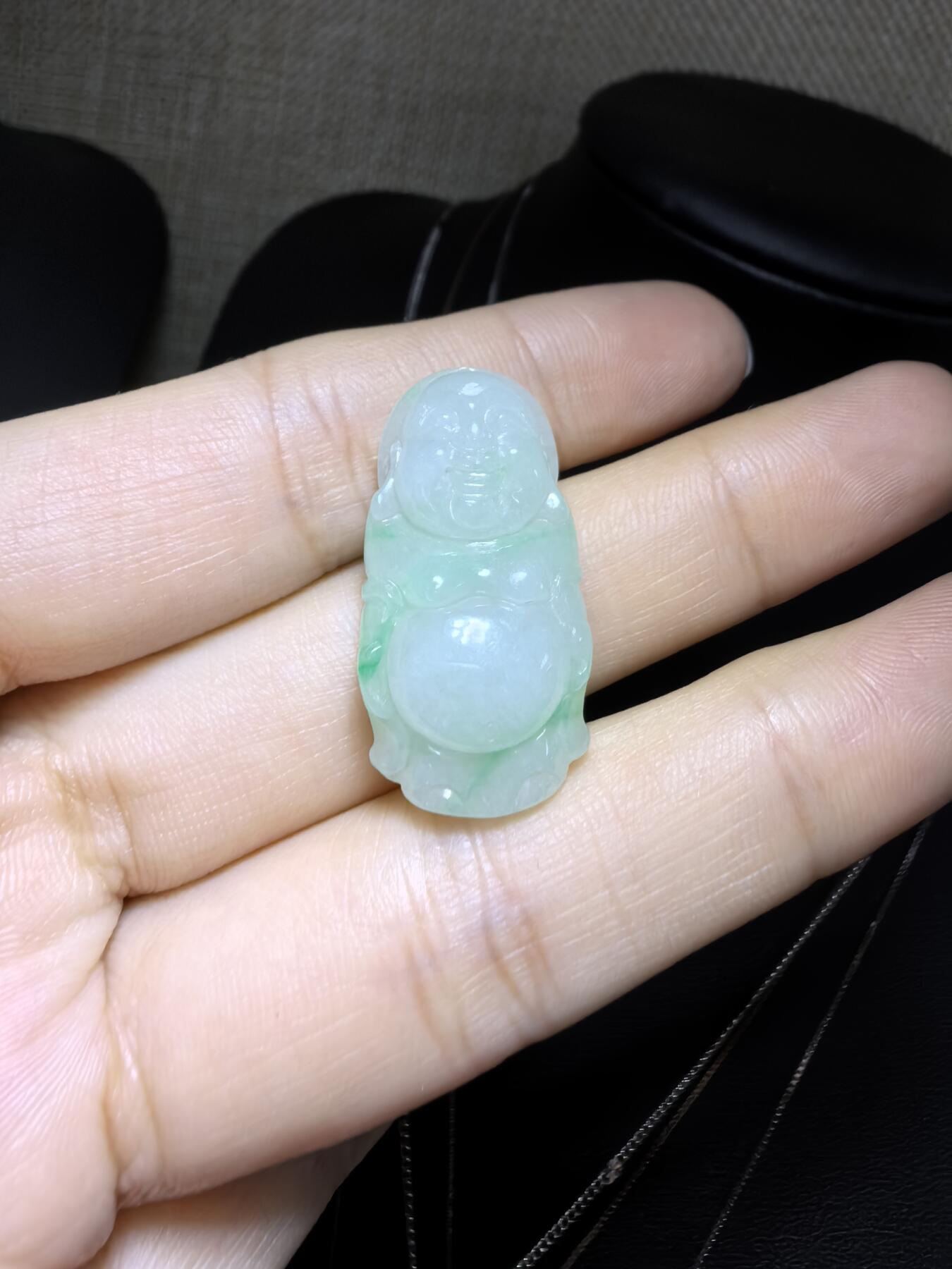纯天然A货翡翠弥勒佛，老坑冰糯种，飘阳绿，料子干净清新。尺寸：2.9cm*1.5cm无杂无裂，实物实拍。