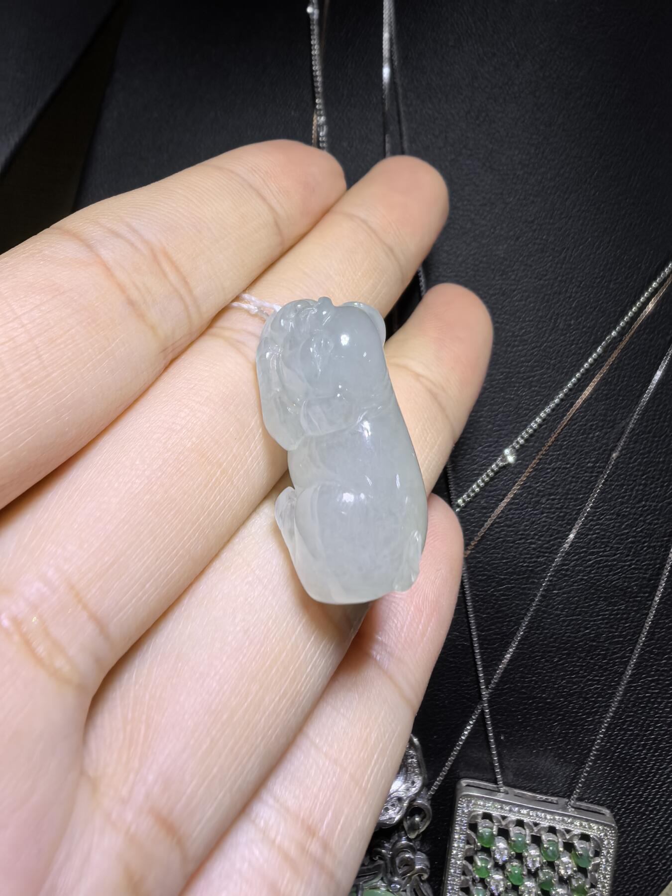纯天然翡翠老坑料冰晴福猪，水润冰透，精雕细琢，憨态可掬，小巧精致。尺寸：2.6cm*1.3cm*1.15cm实物实拍，所见即所得。