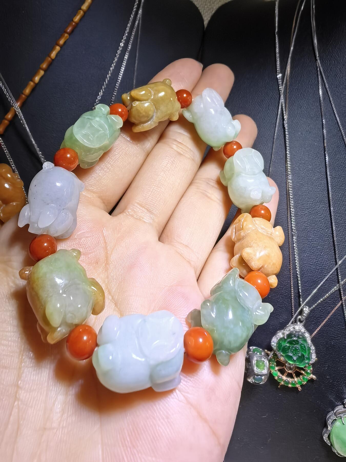 纯天然A货翡翠多宝福猪手串男女款，雕工精湛，憨态可掬，尺寸：1.7cm*1.2cm*1.3cm