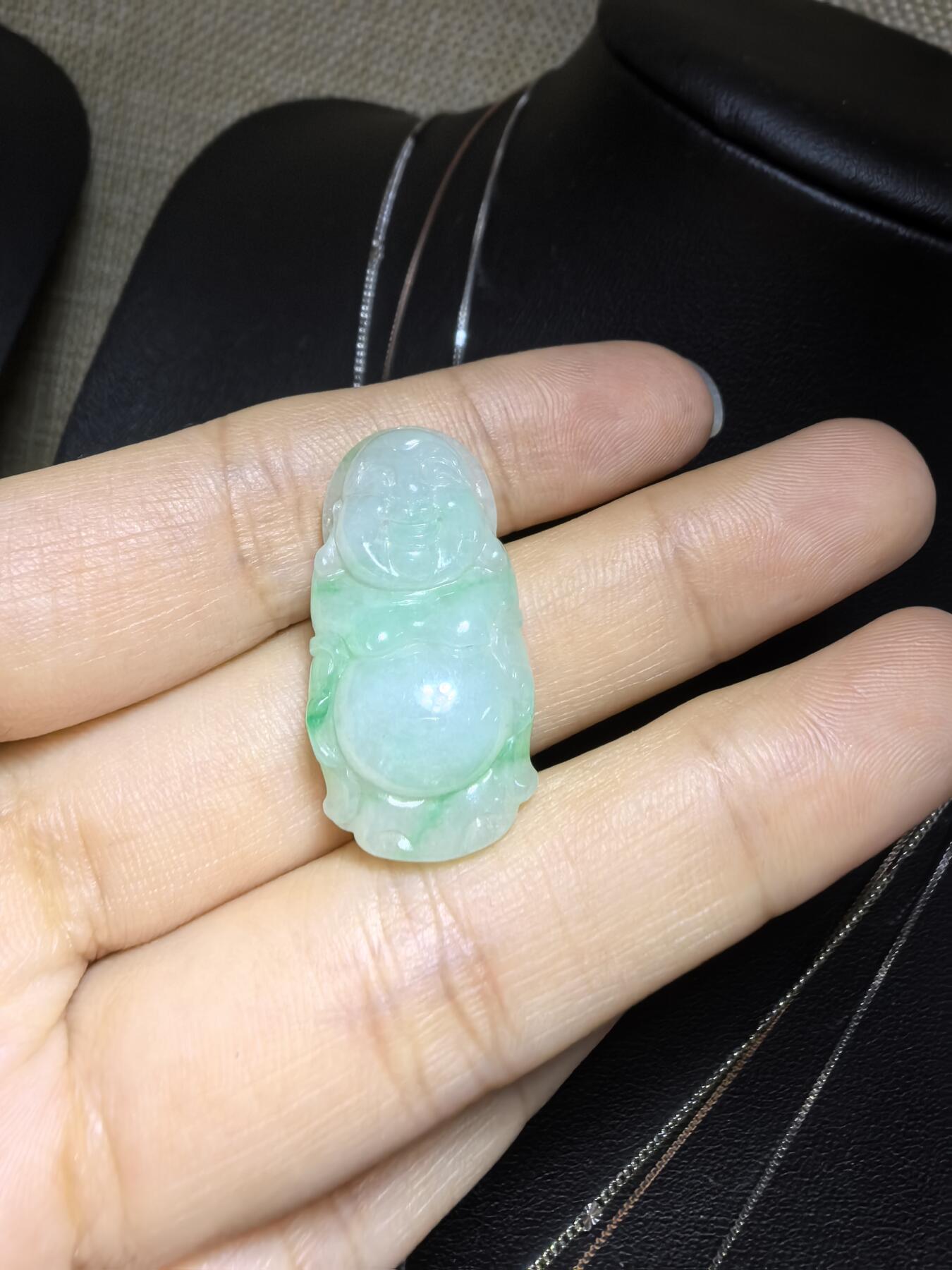 纯天然A货翡翠弥勒佛，老坑冰糯种，飘阳绿，料子干净清新。尺寸：2.9cm*1.5cm无杂无裂，实物实拍。