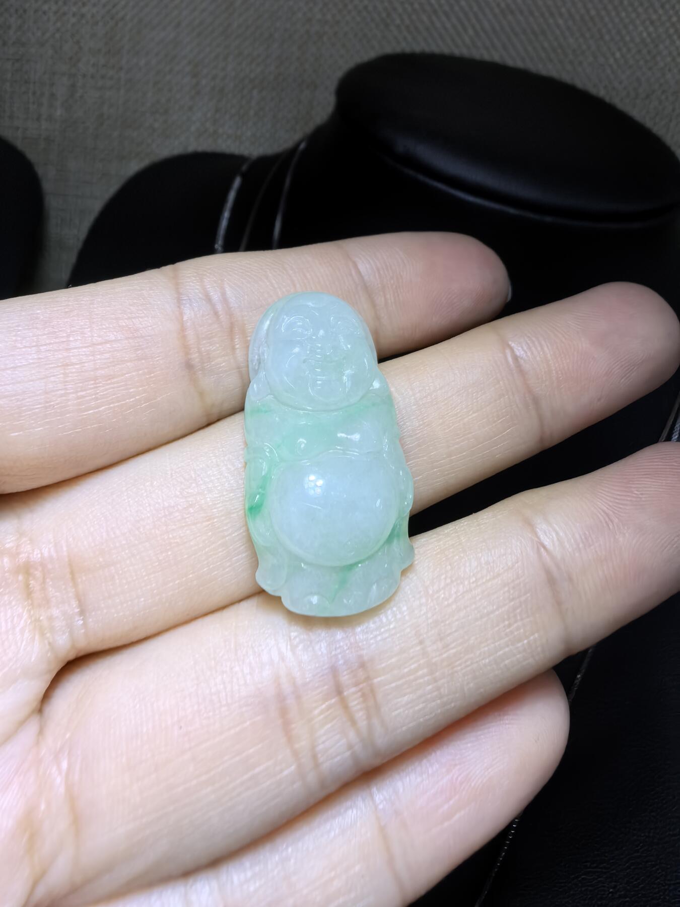 纯天然A货翡翠弥勒佛，老坑冰糯种，飘阳绿，料子干净清新。尺寸：2.9cm*1.5cm无杂无裂，实物实拍。