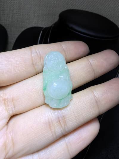 纯天然A货翡翠弥勒佛，老坑冰糯种，飘阳绿，料子干净清新。尺寸：2.9cm*1.5cm无杂无裂，实物实拍。