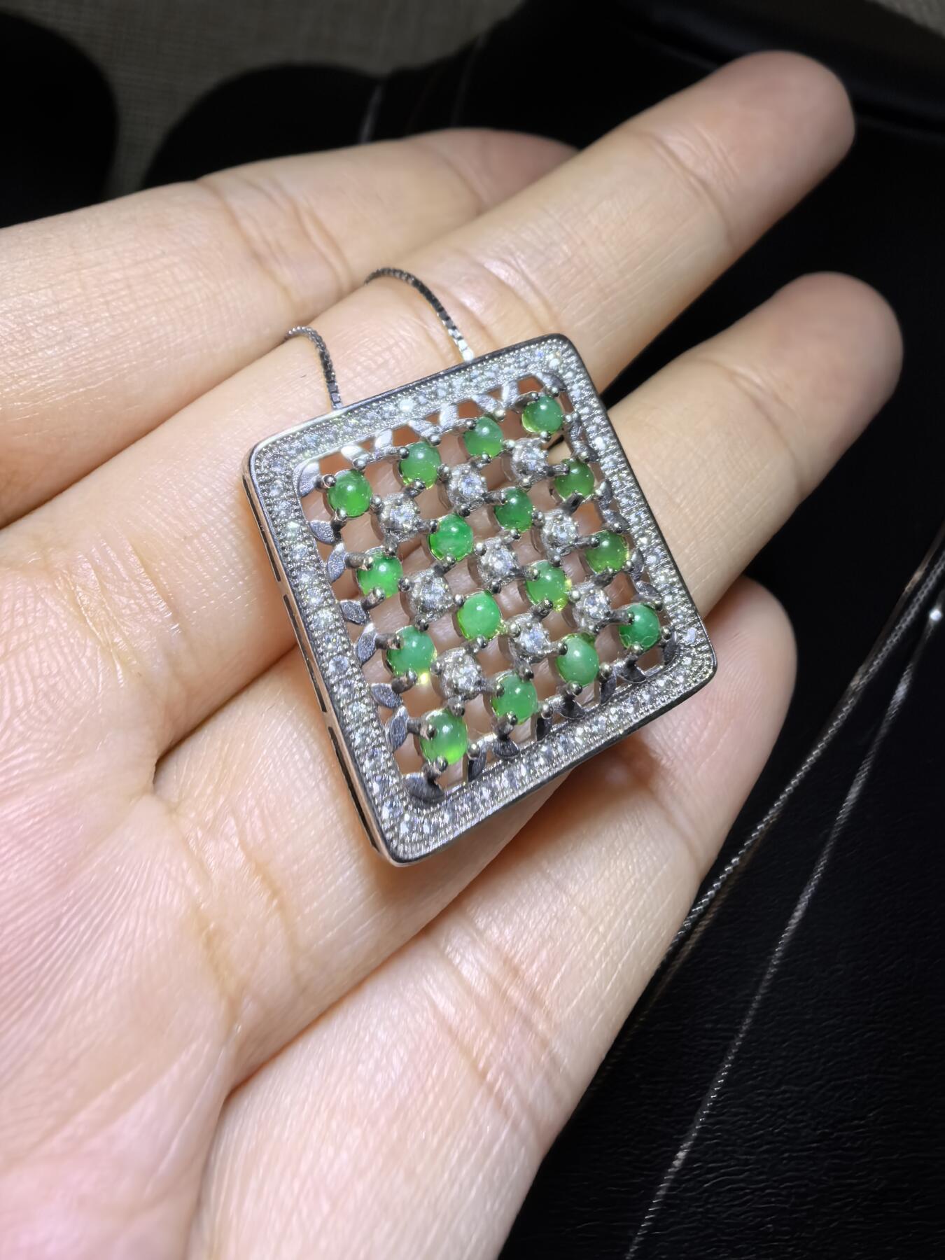 纯天然A货翡翠群镶吊坠挂件项链女款，裸石颗颗精选，佩戴个性优雅。尺寸：2.2cm*0.4cm