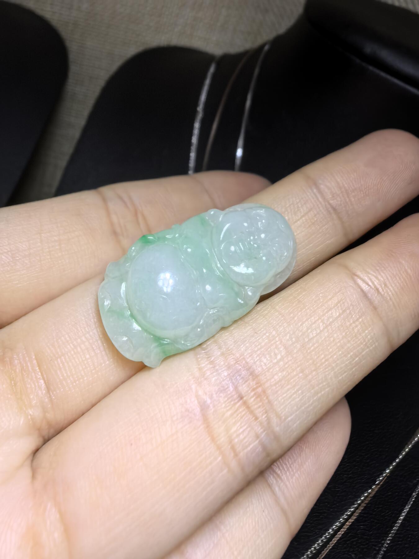 纯天然A货翡翠弥勒佛，老坑冰糯种，飘阳绿，料子干净清新。尺寸：2.9cm*1.5cm无杂无裂，实物实拍。