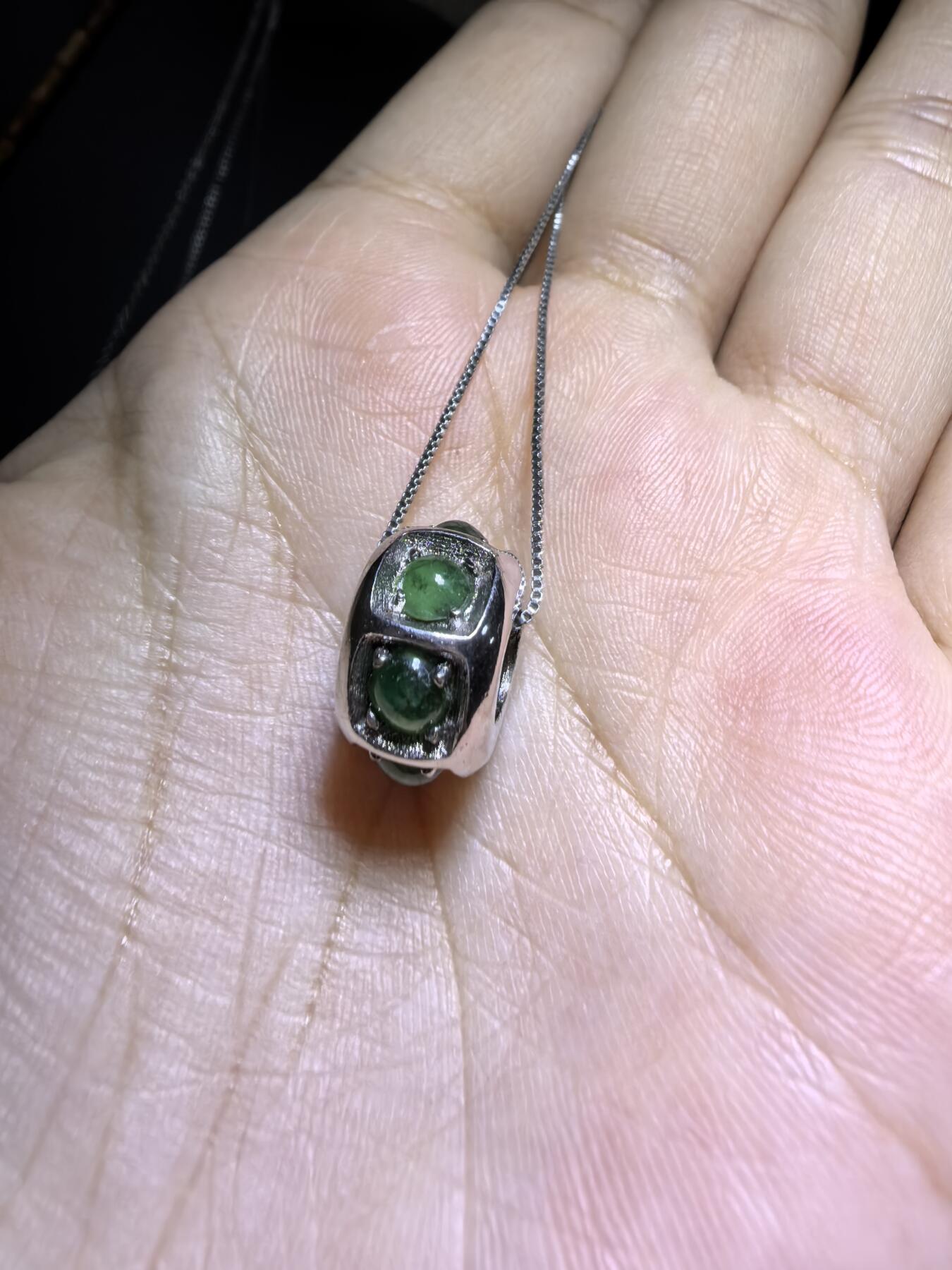 纯天然A货翡翠路路通吊坠项链女款，尺寸：1.3cm*0.8cm。银镶。