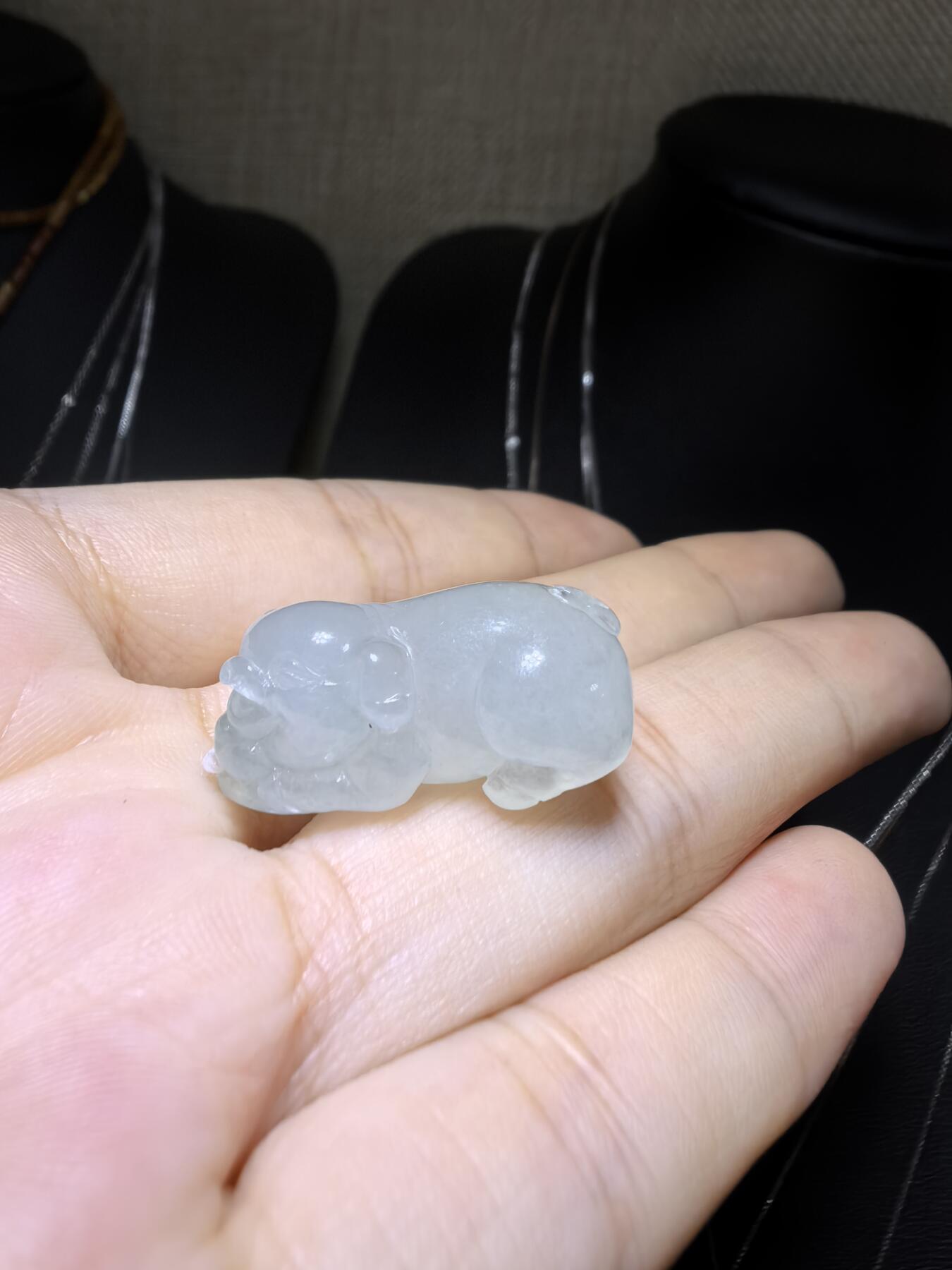 纯天然翡翠老坑料冰晴福猪，水润冰透，精雕细琢，憨态可掬，小巧精致。尺寸：2.6cm*1.3cm*1.15cm实物实拍，所见即所得。
