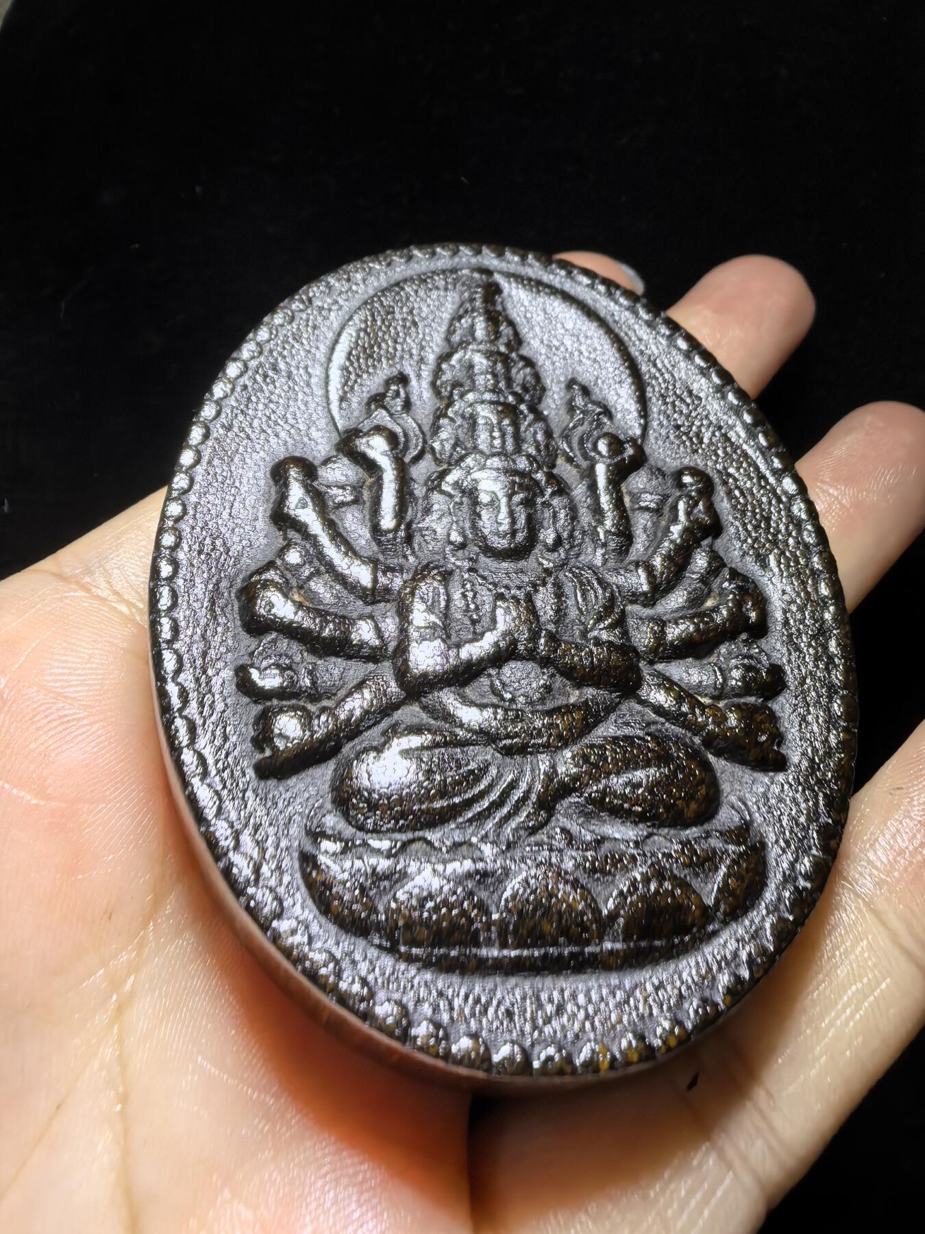 高端文玩，千手观音双面精雕男款吊坠挂件牌。尺寸：6.5cm*5.3cm*1.2cm
