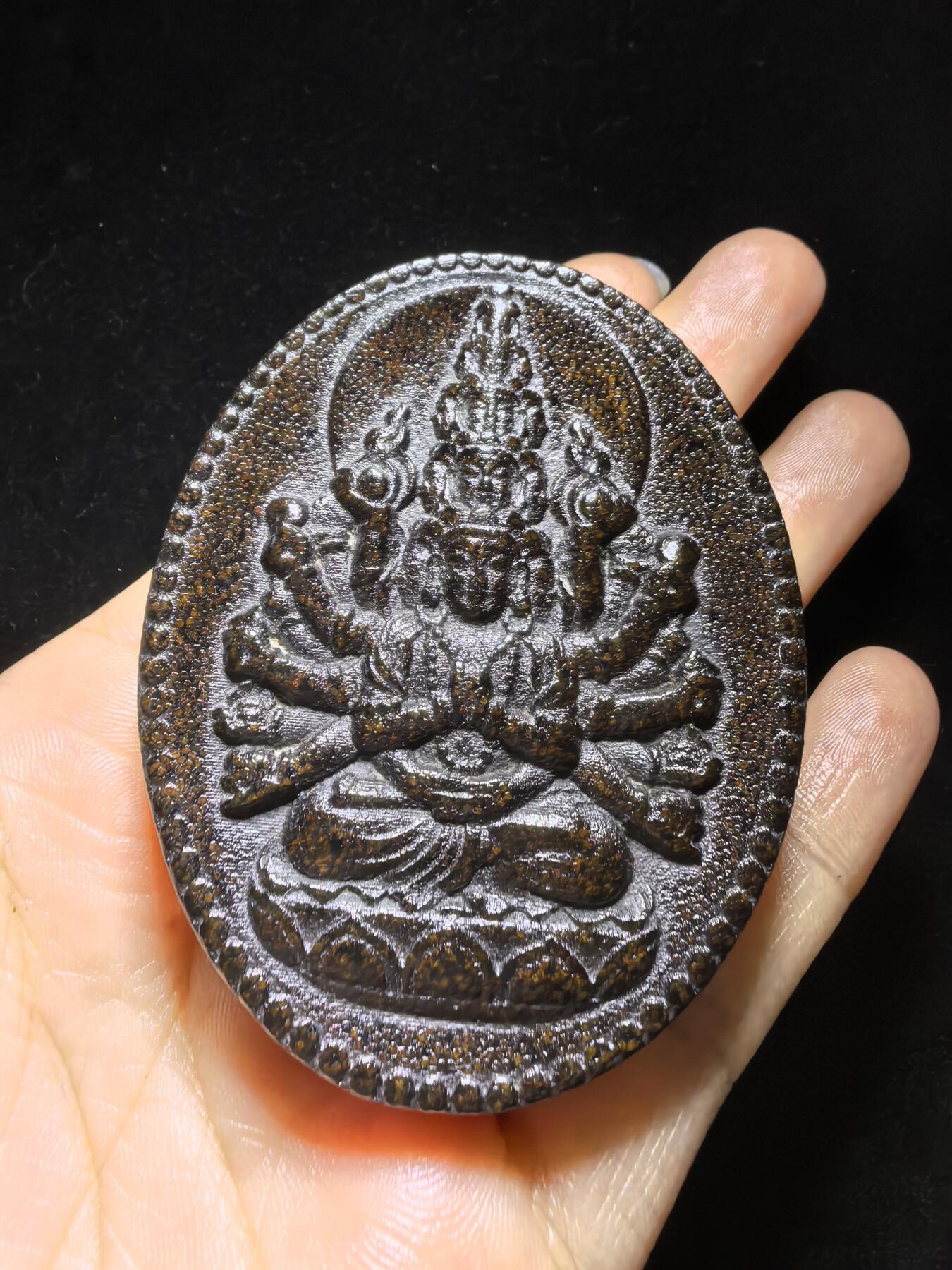 高端文玩，千手观音双面精雕男款吊坠挂件牌。尺寸：6.5cm*5.3cm*1.2cm