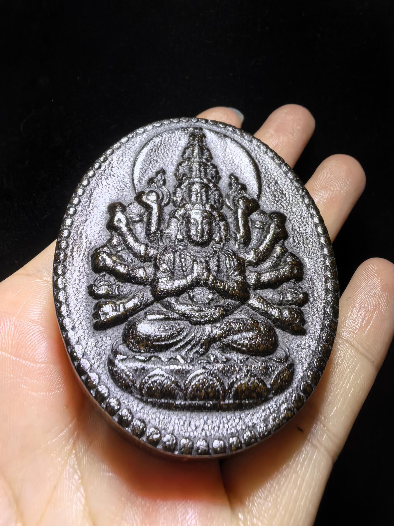 高端文玩，千手观音双面精雕男款吊坠挂件牌。尺寸：6.5cm*5.3cm*1.2cm