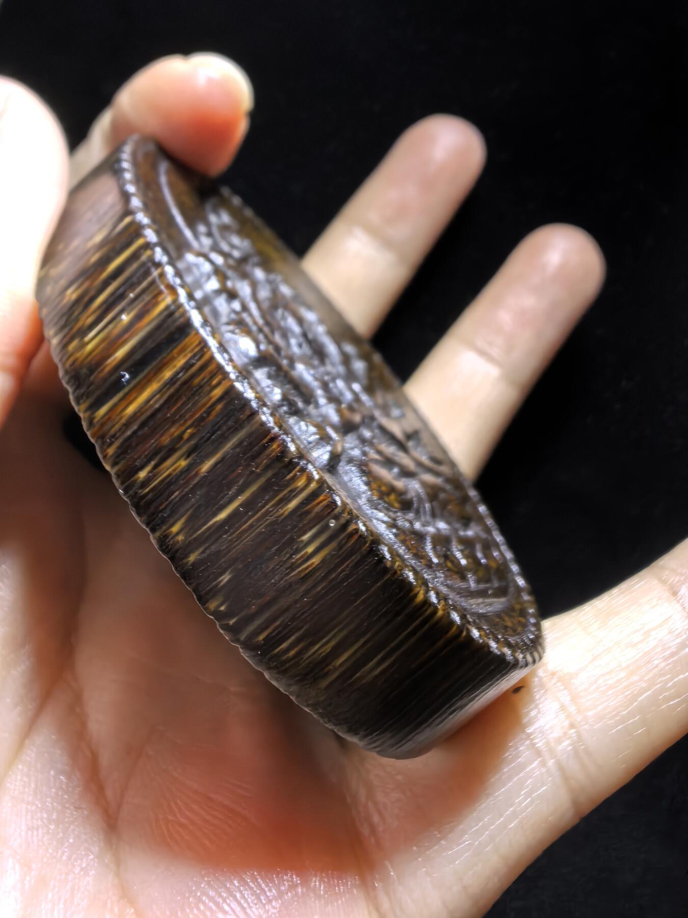 高端文玩，千手观音双面精雕男款吊坠挂件牌。尺寸：6.5cm*5.3cm*1.2cm