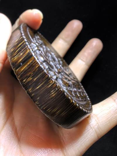 高端文玩，千手观音双面精雕男款吊坠挂件牌。尺寸：6.5cm*5.3cm*1.2cm