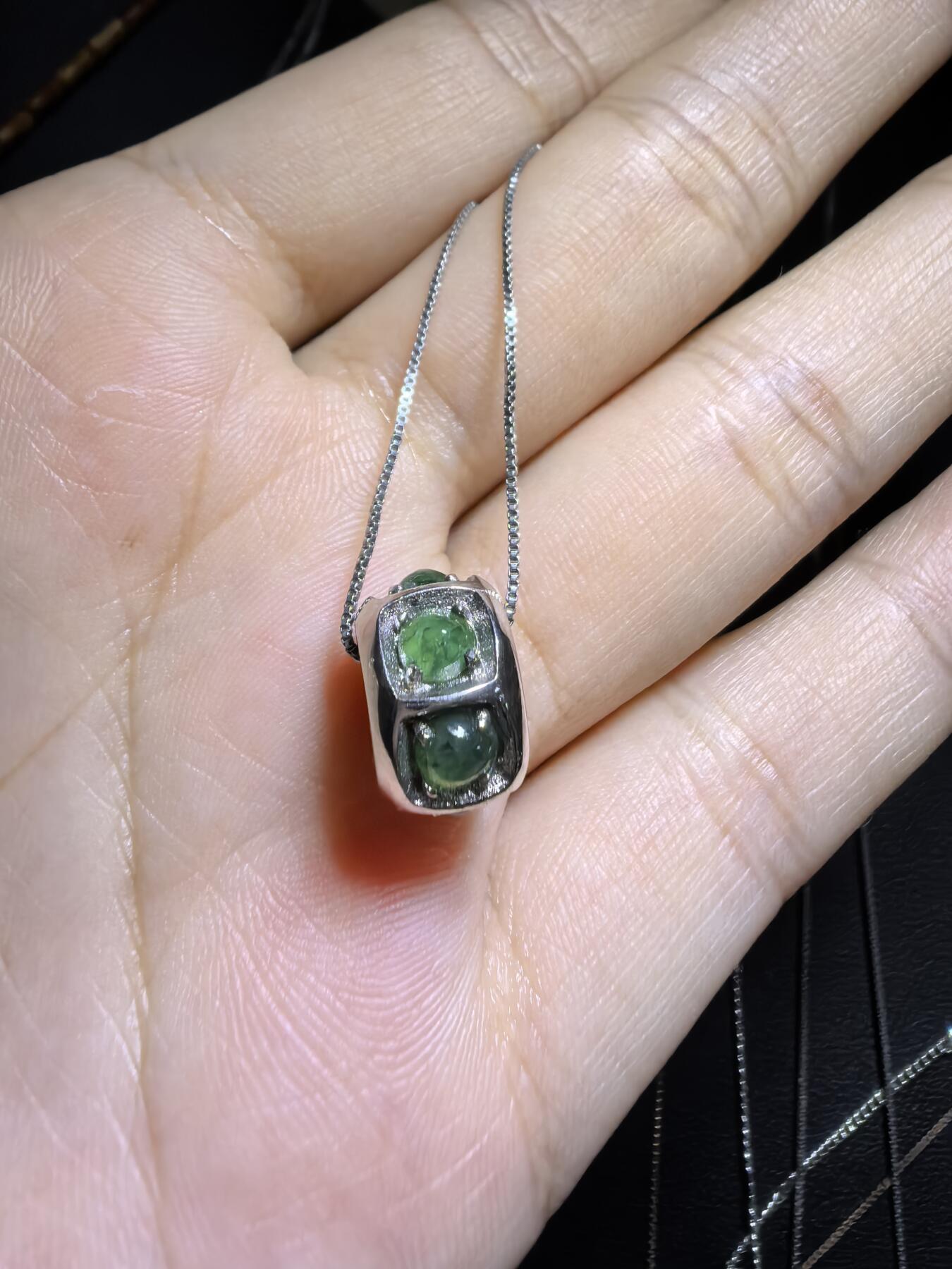 纯天然A货翡翠路路通吊坠项链女款，尺寸：1.3cm*0.8cm。银镶。