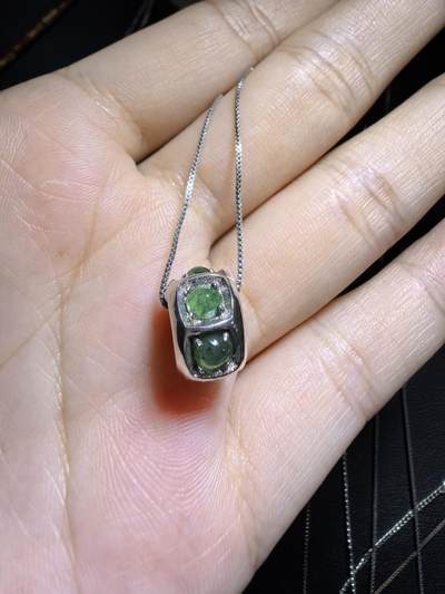 纯天然A货翡翠路路通吊坠项链女款，尺寸：1.3cm*0.8cm。银镶。