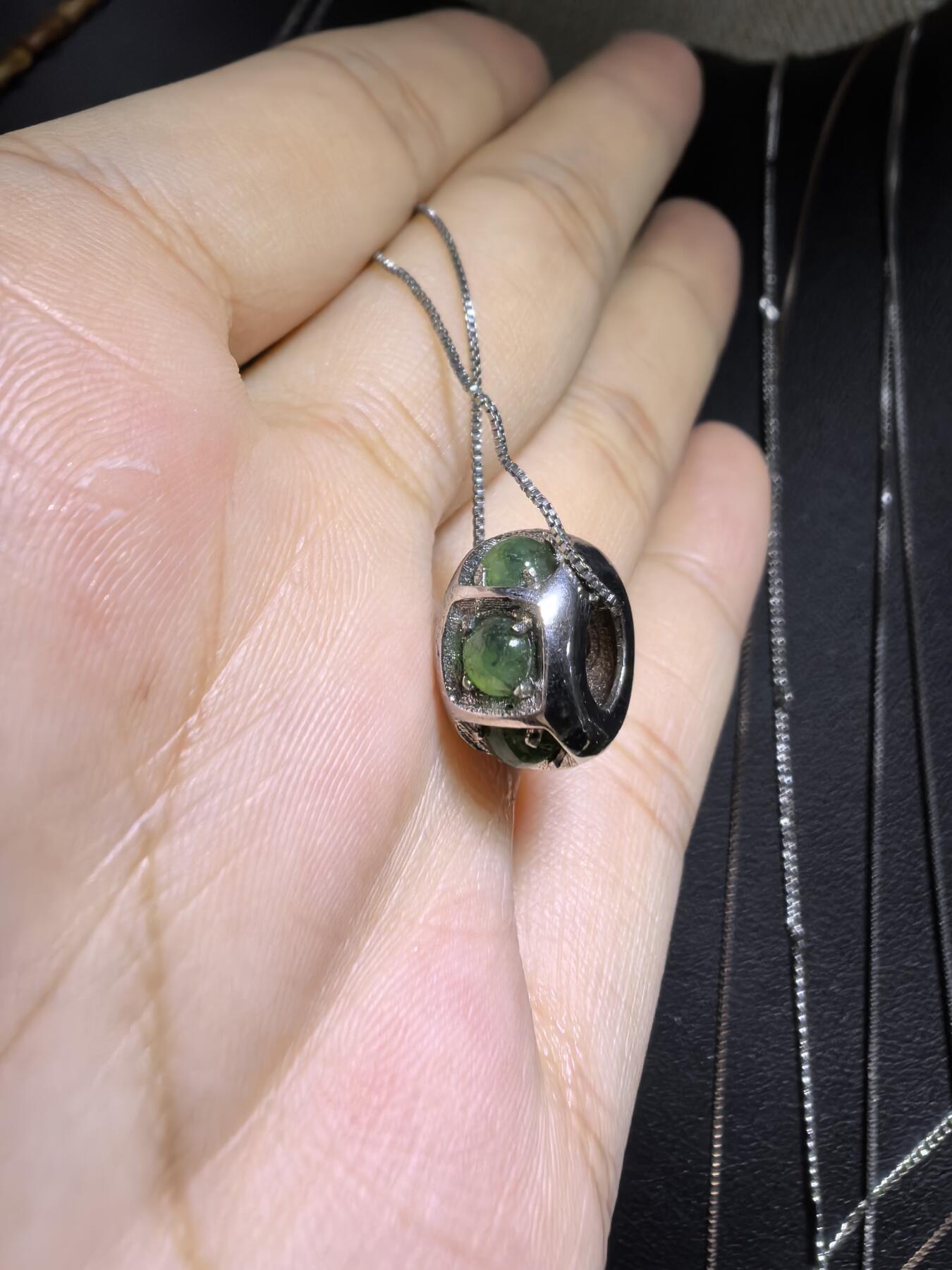 纯天然A货翡翠路路通吊坠项链女款，尺寸：1.3cm*0.8cm。银镶。