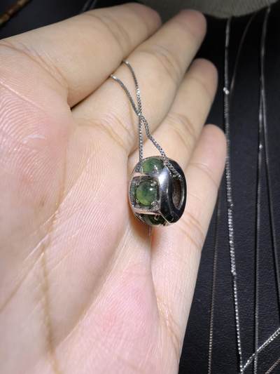 纯天然A货翡翠路路通吊坠项链女款，尺寸：1.3cm*0.8cm。银镶。