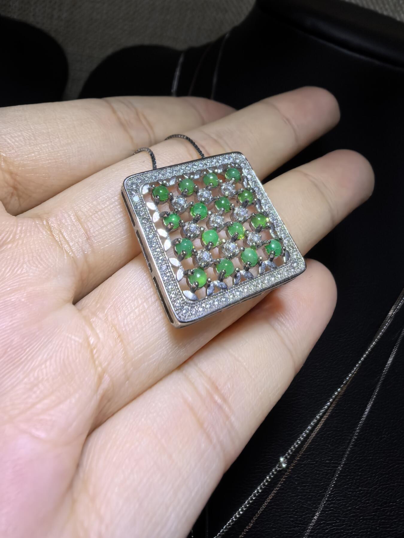 纯天然A货翡翠群镶吊坠挂件项链女款，裸石颗颗精选，佩戴个性优雅。尺寸：2.2cm*0.4cm