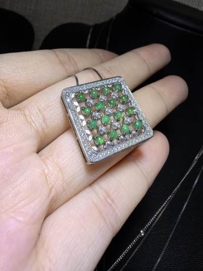 纯天然A货翡翠群镶吊坠挂件项链女款，裸石颗颗精选，佩戴个性优雅。尺寸：2.2cm*0.4cm