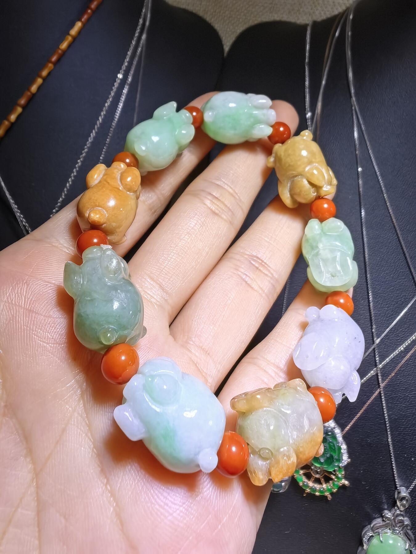 纯天然A货翡翠多宝福猪手串男女款，雕工精湛，憨态可掬，尺寸：1.7cm*1.2cm*1.3cm