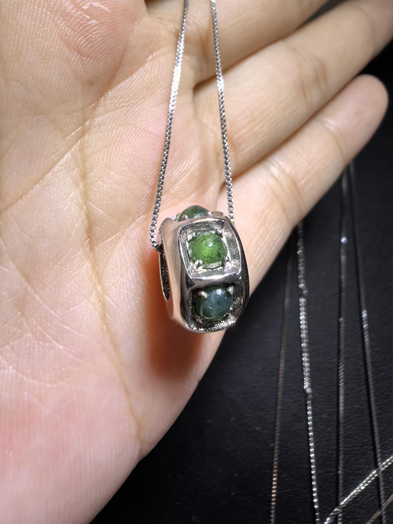 纯天然A货翡翠路路通吊坠项链女款，尺寸：1.3cm*0.8cm。银镶。