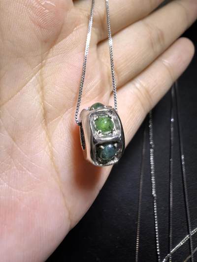 纯天然A货翡翠路路通吊坠项链女款，尺寸：1.3cm*0.8cm。银镶。