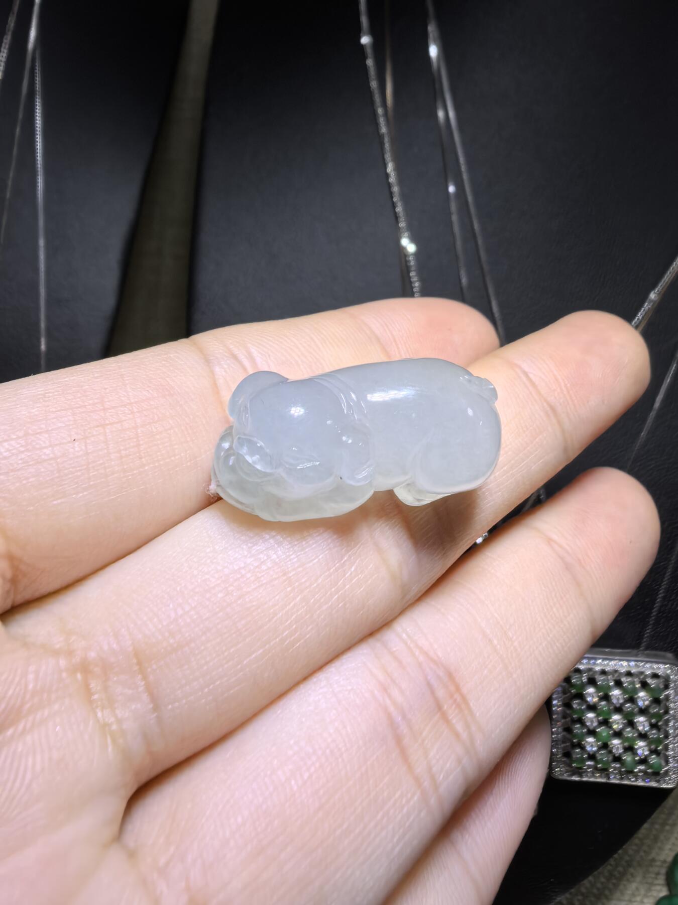 纯天然翡翠老坑料冰晴福猪，水润冰透，精雕细琢，憨态可掬，小巧精致。尺寸：2.6cm*1.3cm*1.15cm实物实拍，所见即所得。