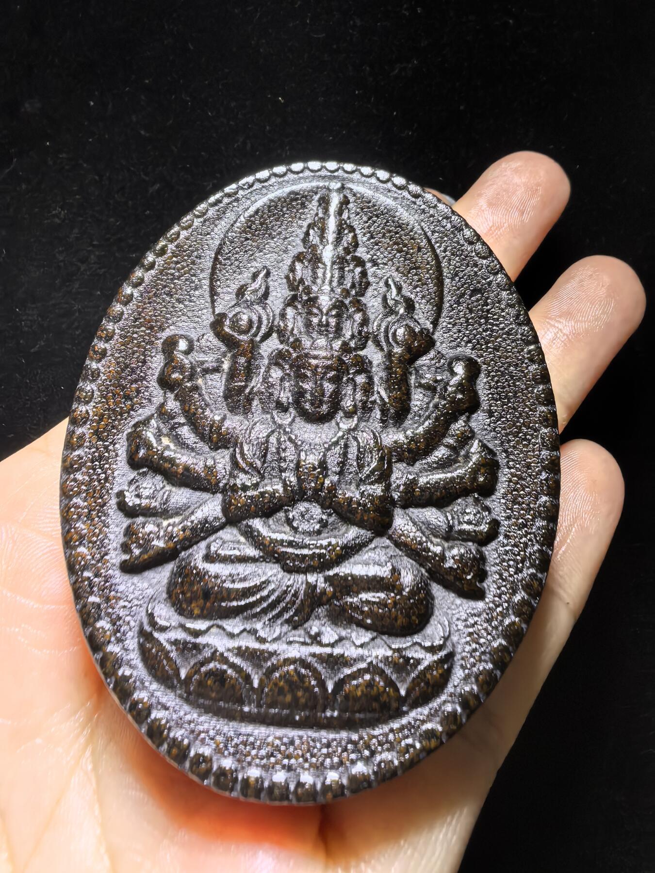 高端文玩，千手观音双面精雕男款吊坠挂件牌。尺寸：6.5cm*5.3cm*1.2cm