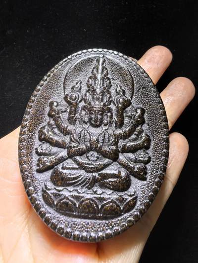 高端文玩，千手观音双面精雕男款吊坠挂件牌。尺寸：6.5cm*5.3cm*1.2cm