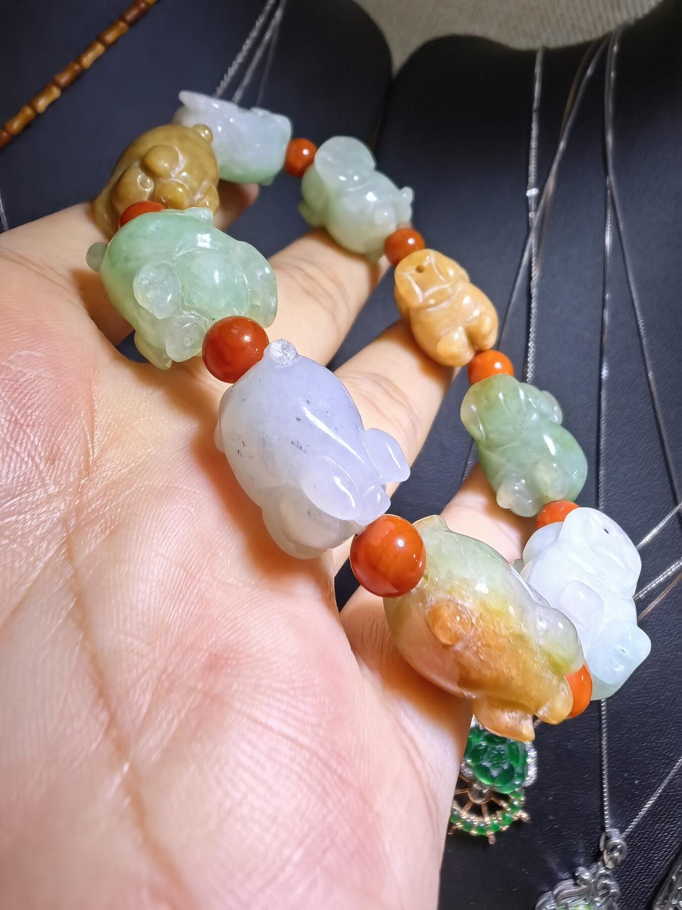 纯天然A货翡翠多宝福猪手串男女款，雕工精湛，憨态可掬，尺寸：1.7cm*1.2cm*1.3cm