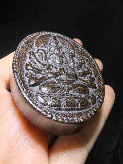 高端文玩，千手观音双面精雕男款吊坠挂件牌。尺寸：6.5cm*5.3cm*1.2cm
