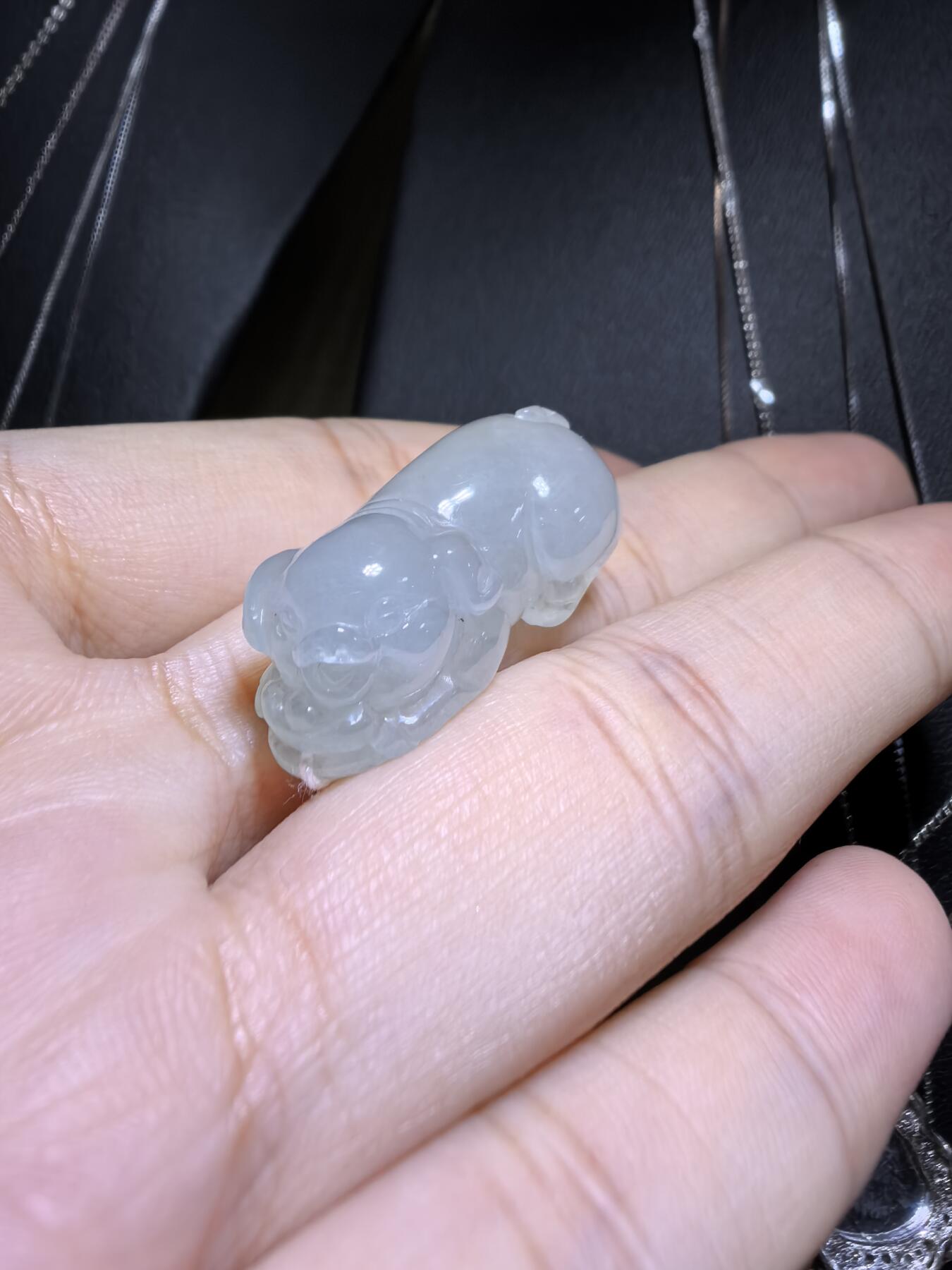 纯天然翡翠老坑料冰晴福猪，水润冰透，精雕细琢，憨态可掬，小巧精致。尺寸：2.6cm*1.3cm*1.15cm实物实拍，所见即所得。