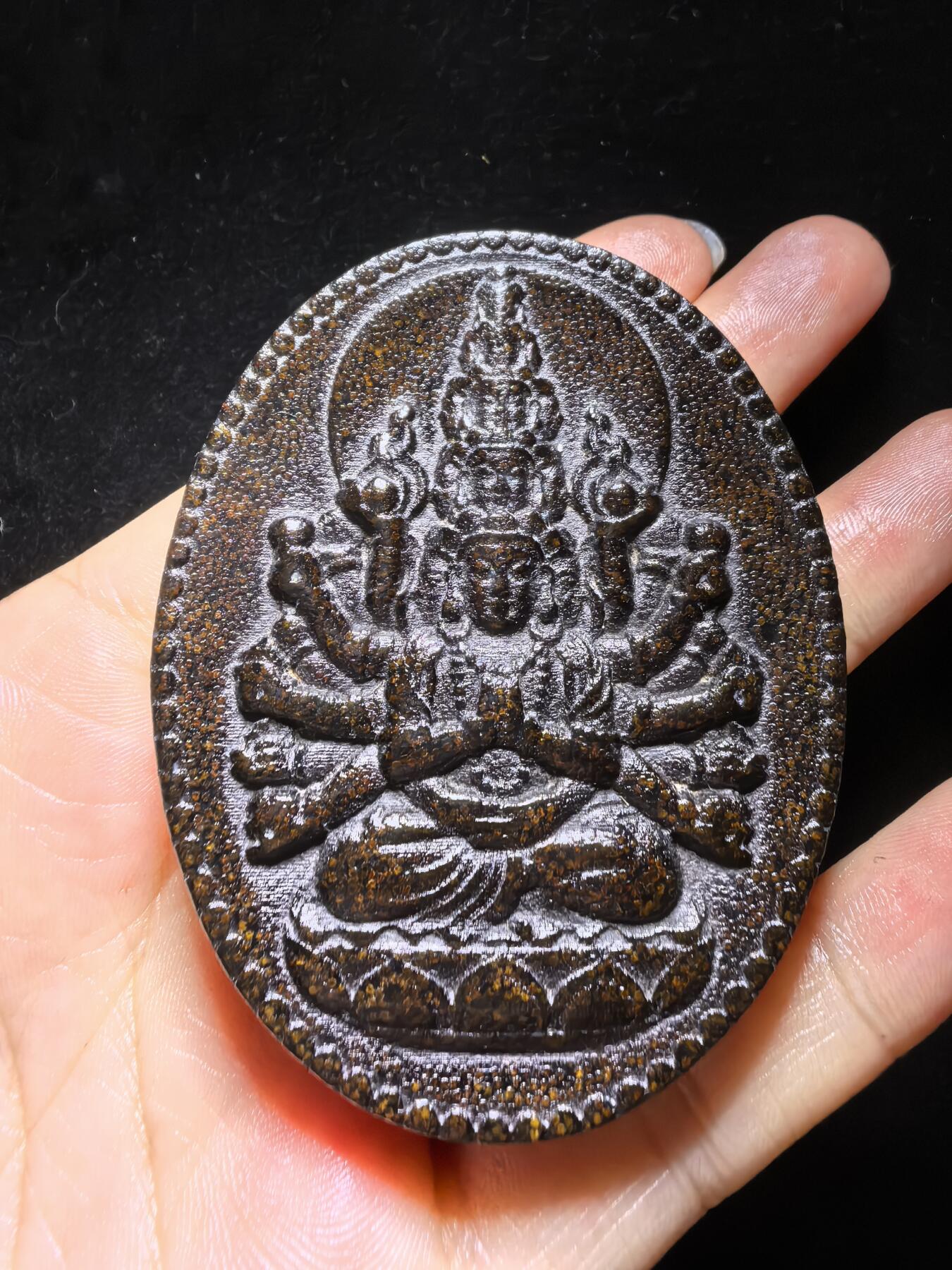 高端文玩，千手观音双面精雕男款吊坠挂件牌。尺寸：6.5cm*5.3cm*1.2cm