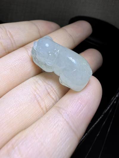 纯天然翡翠老坑料冰晴福猪，水润冰透，精雕细琢，憨态可掬，小巧精致。尺寸：2.6cm*1.3cm*1.15cm实物实拍，所见即所得。