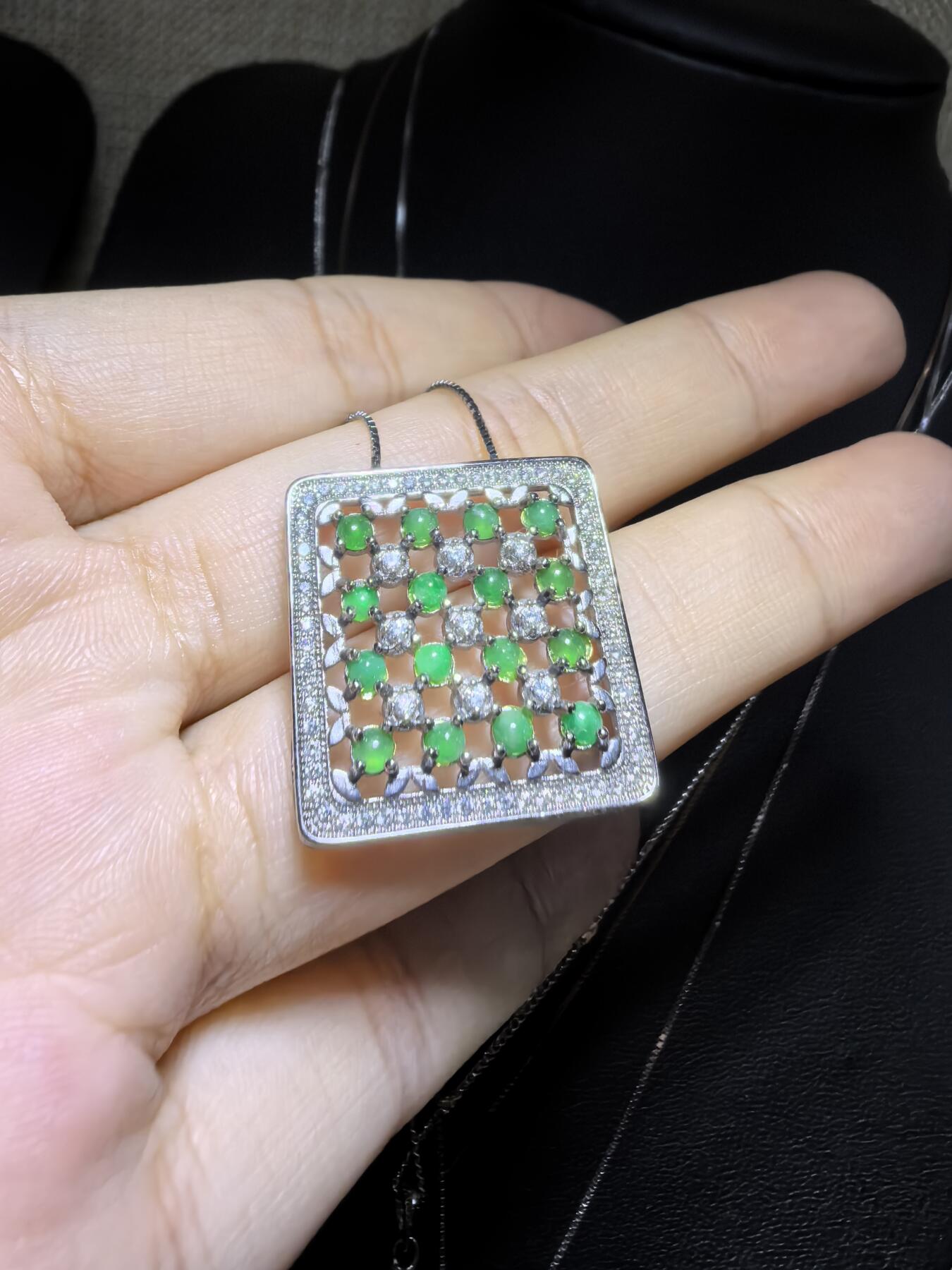 纯天然A货翡翠群镶吊坠挂件项链女款，裸石颗颗精选，佩戴个性优雅。尺寸：2.2cm*0.4cm