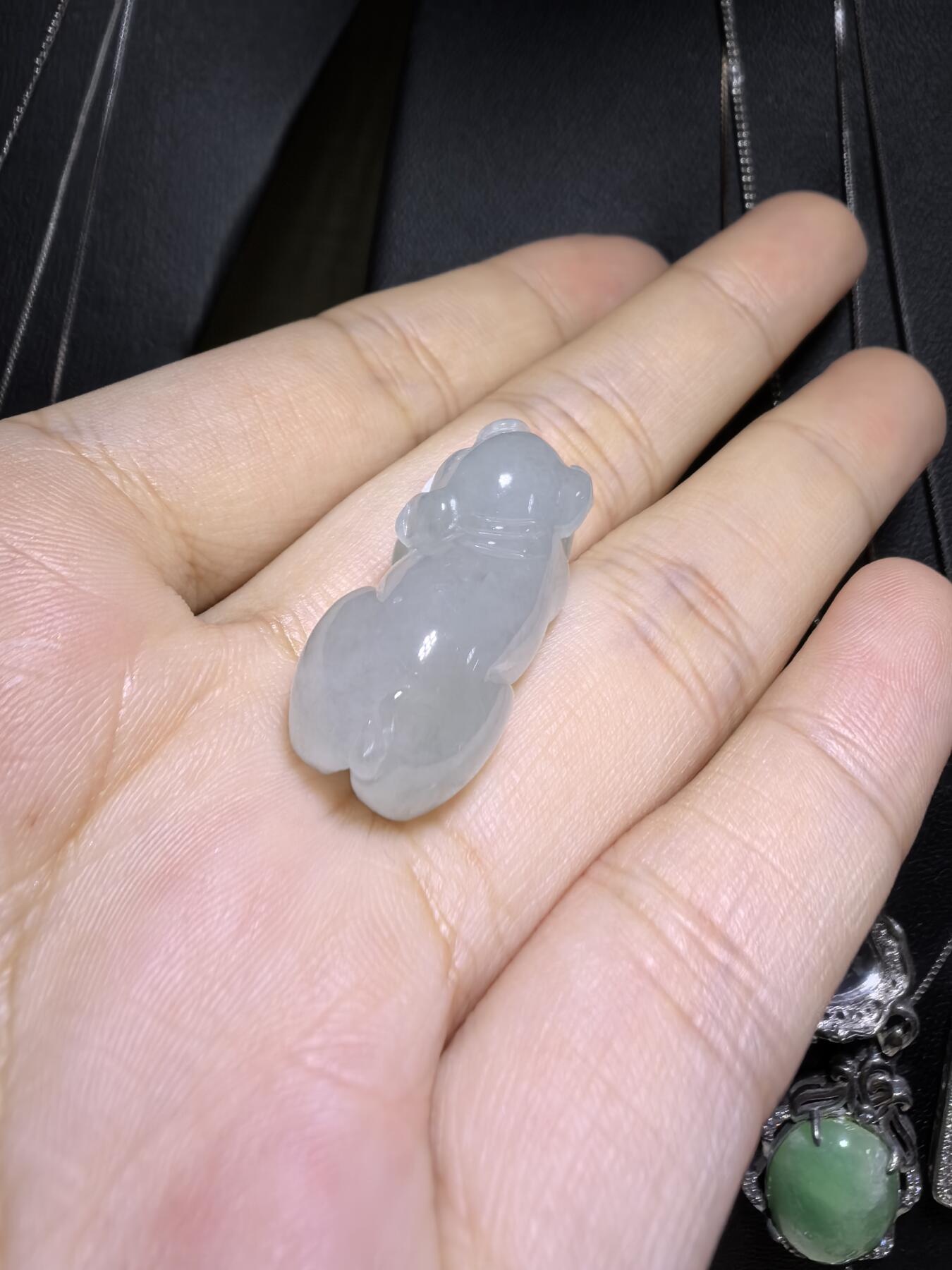 纯天然翡翠老坑料冰晴福猪，水润冰透，精雕细琢，憨态可掬，小巧精致。尺寸：2.6cm*1.3cm*1.15cm实物实拍，所见即所得。