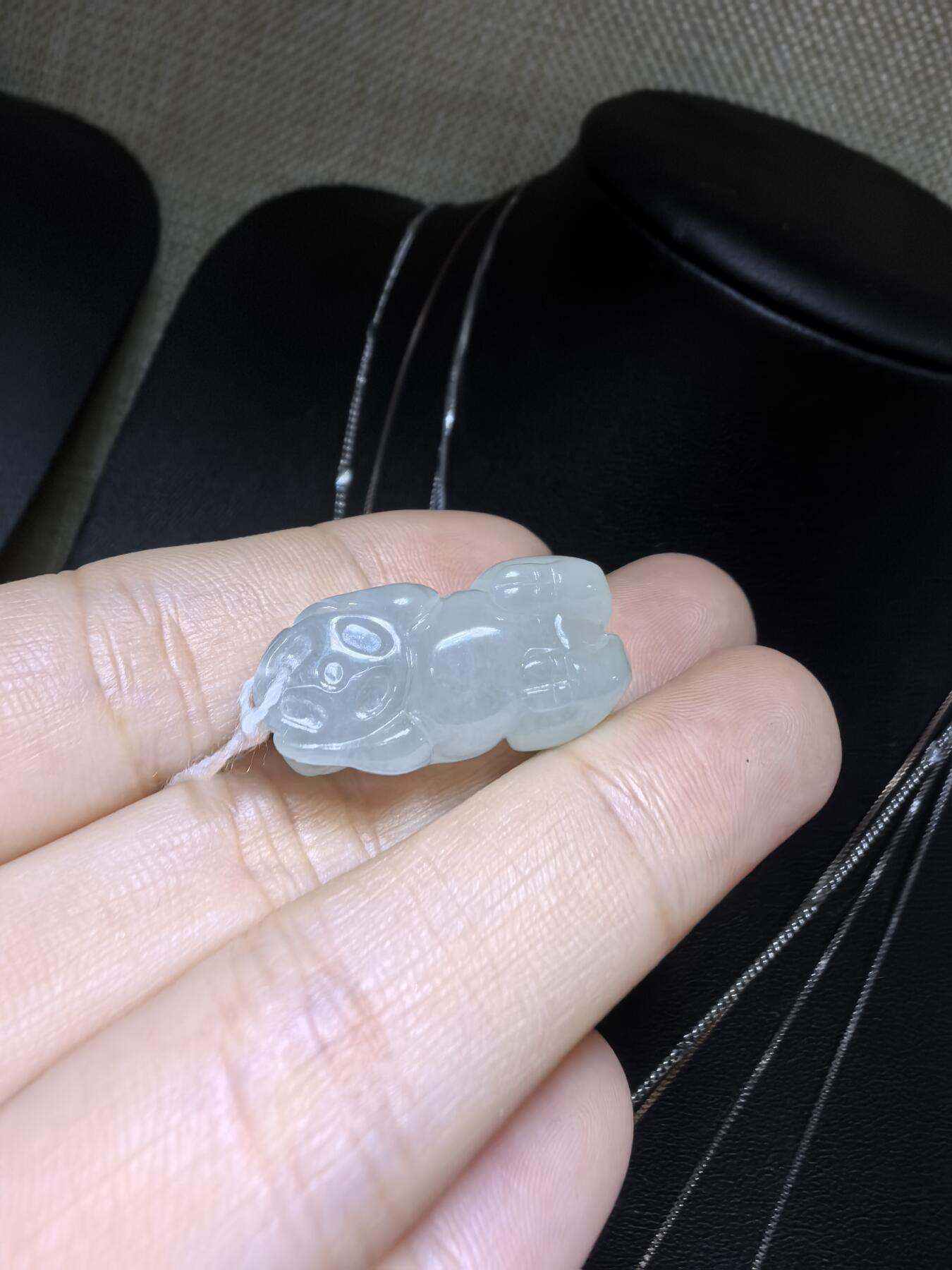 纯天然翡翠老坑料冰晴福猪，水润冰透，精雕细琢，憨态可掬，小巧精致。尺寸：2.6cm*1.3cm*1.15cm实物实拍，所见即所得。